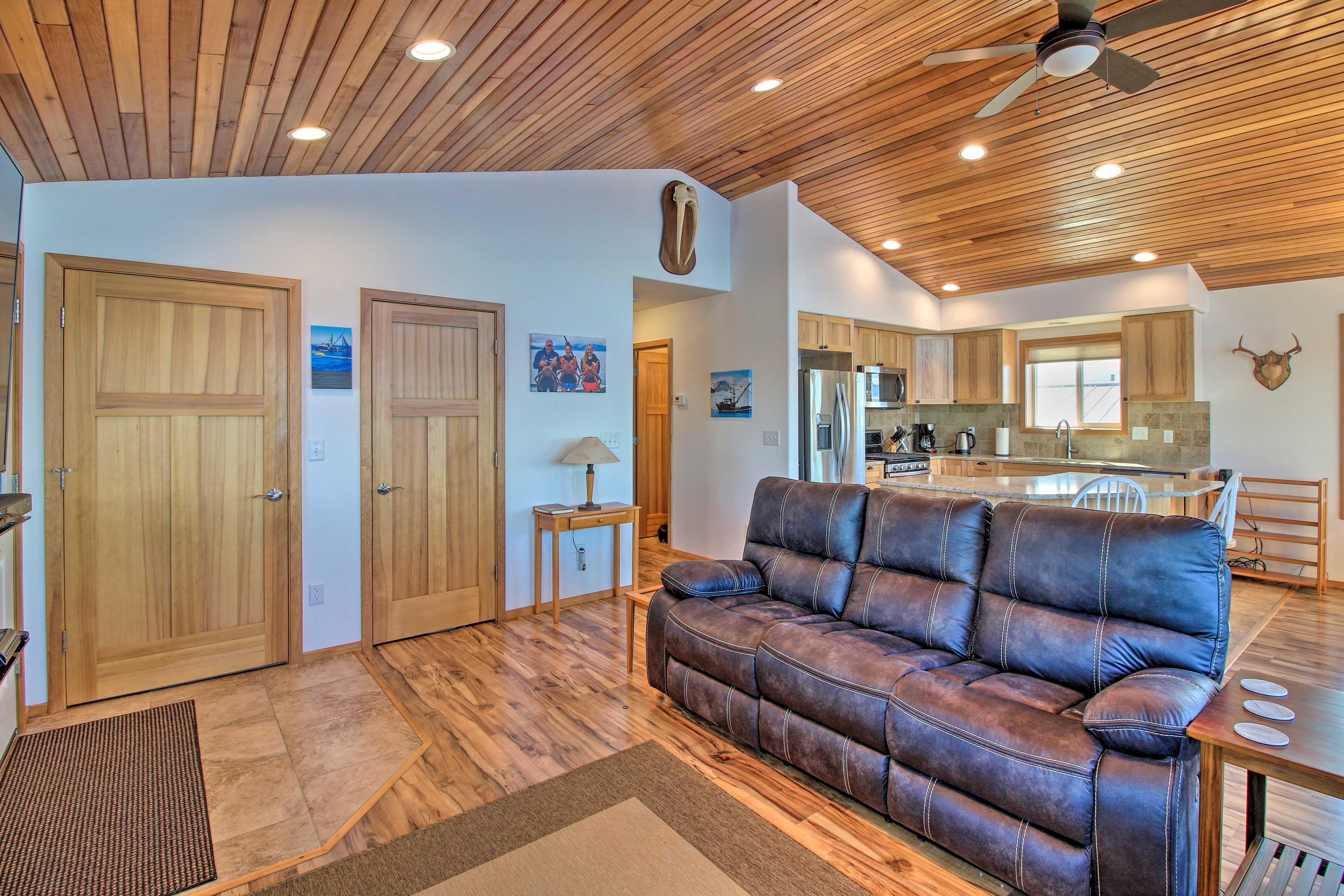 Living Room | Smart TV w/ Cable
