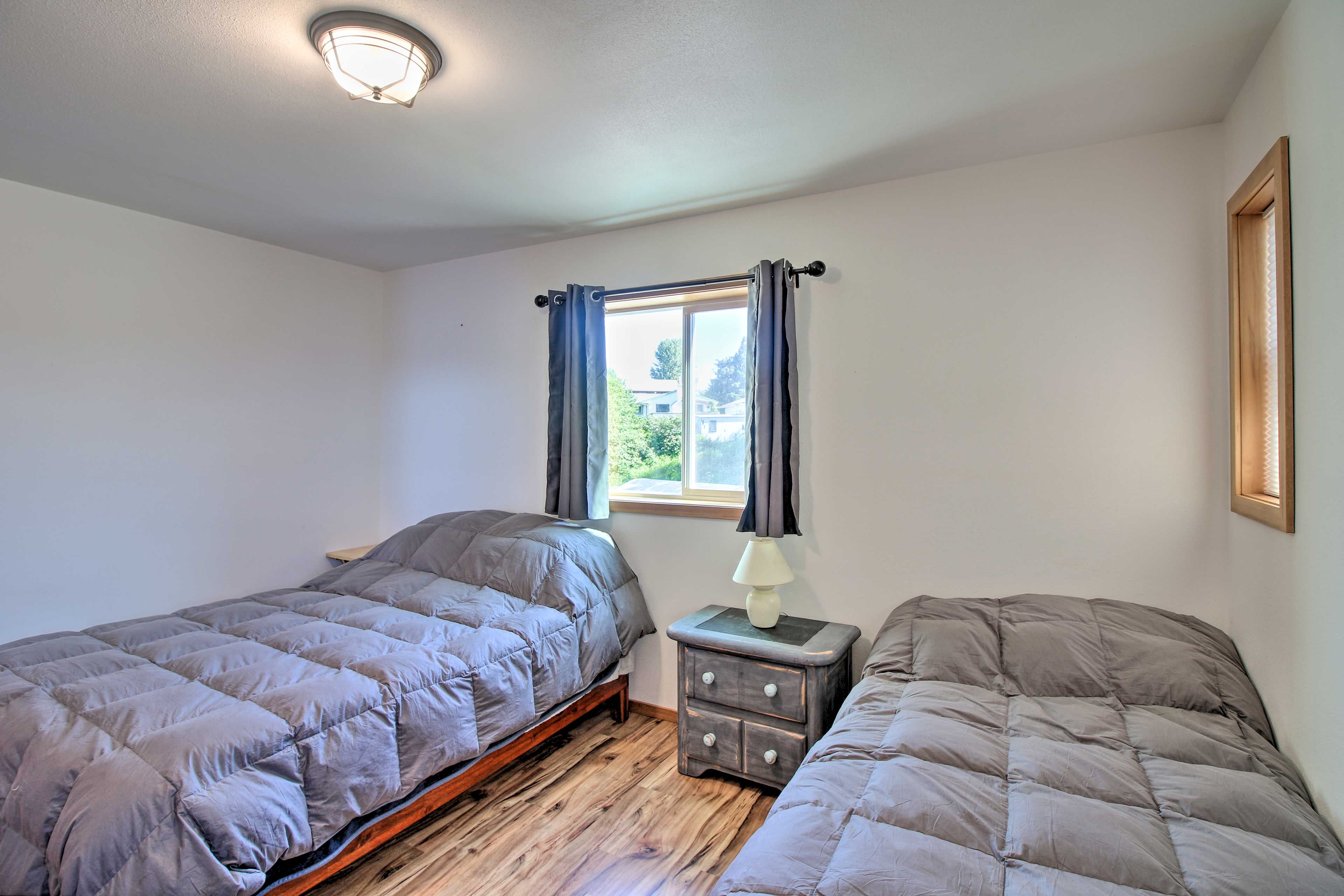 Bedroom 2 | Queen Bed | Twin Bed