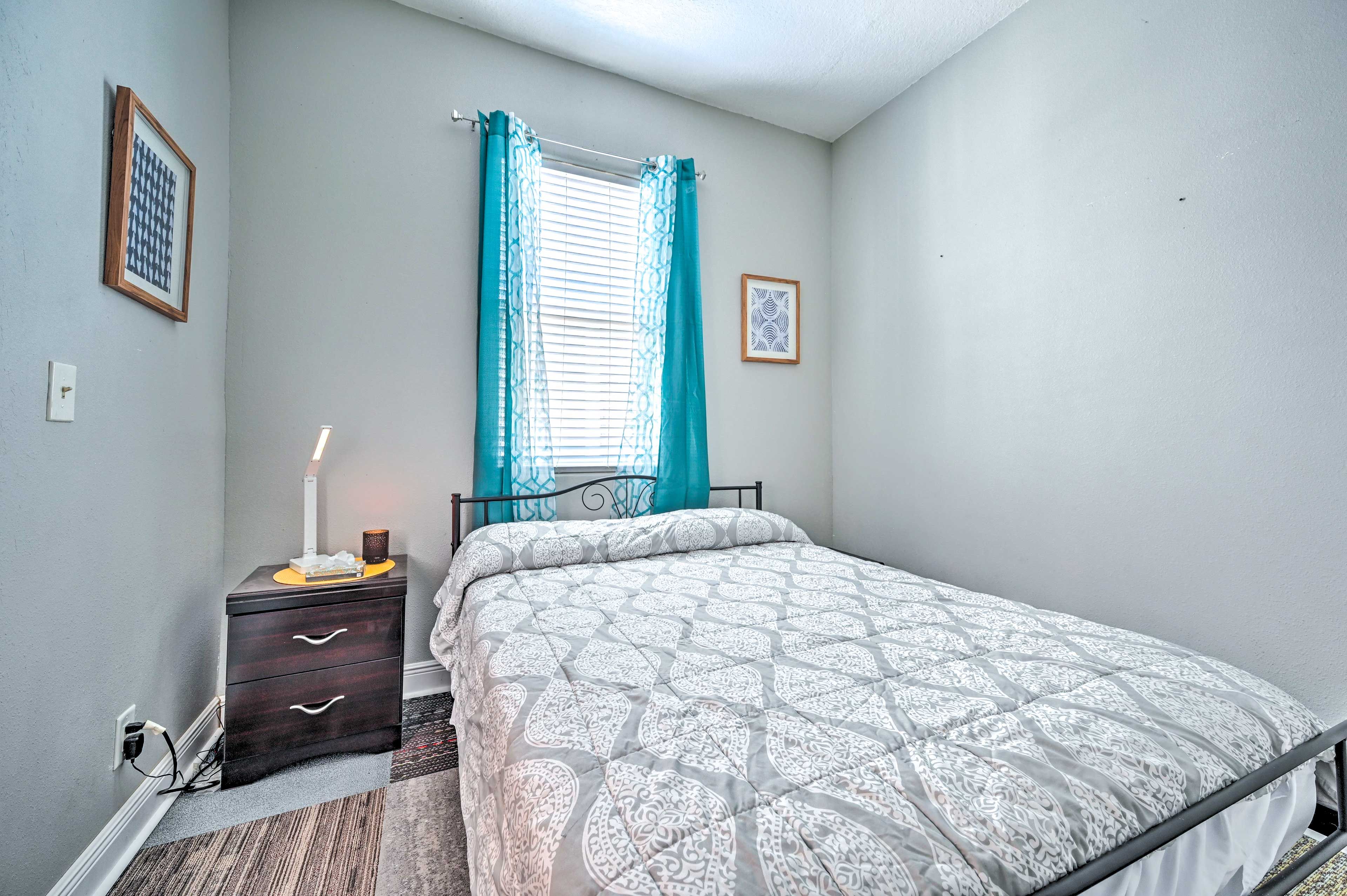 Bedroom | Queen Bed | Smart TV | Linens Provided
