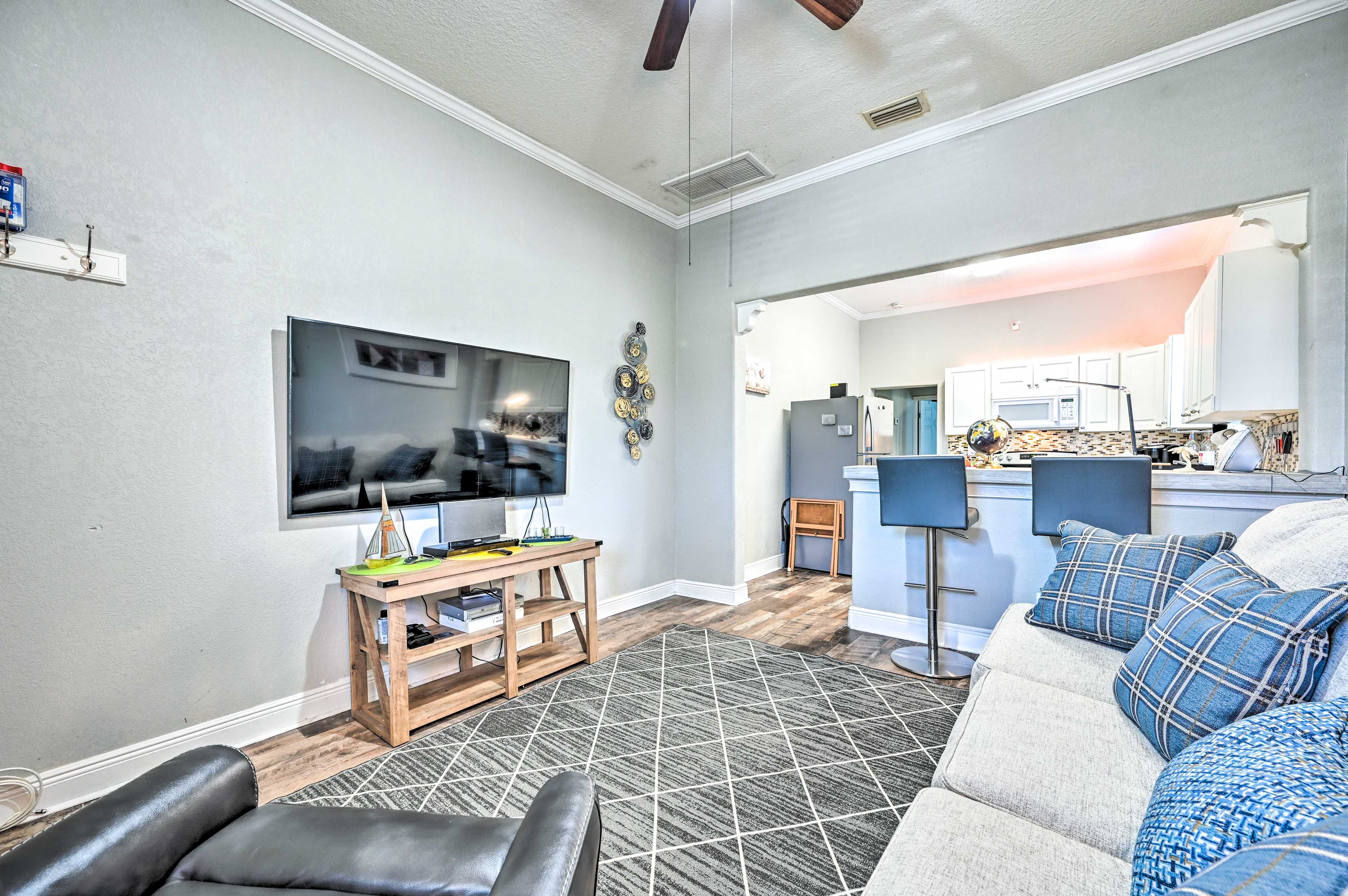 Living Room | Smart TV | Free WiFi | Central Air Conditioning