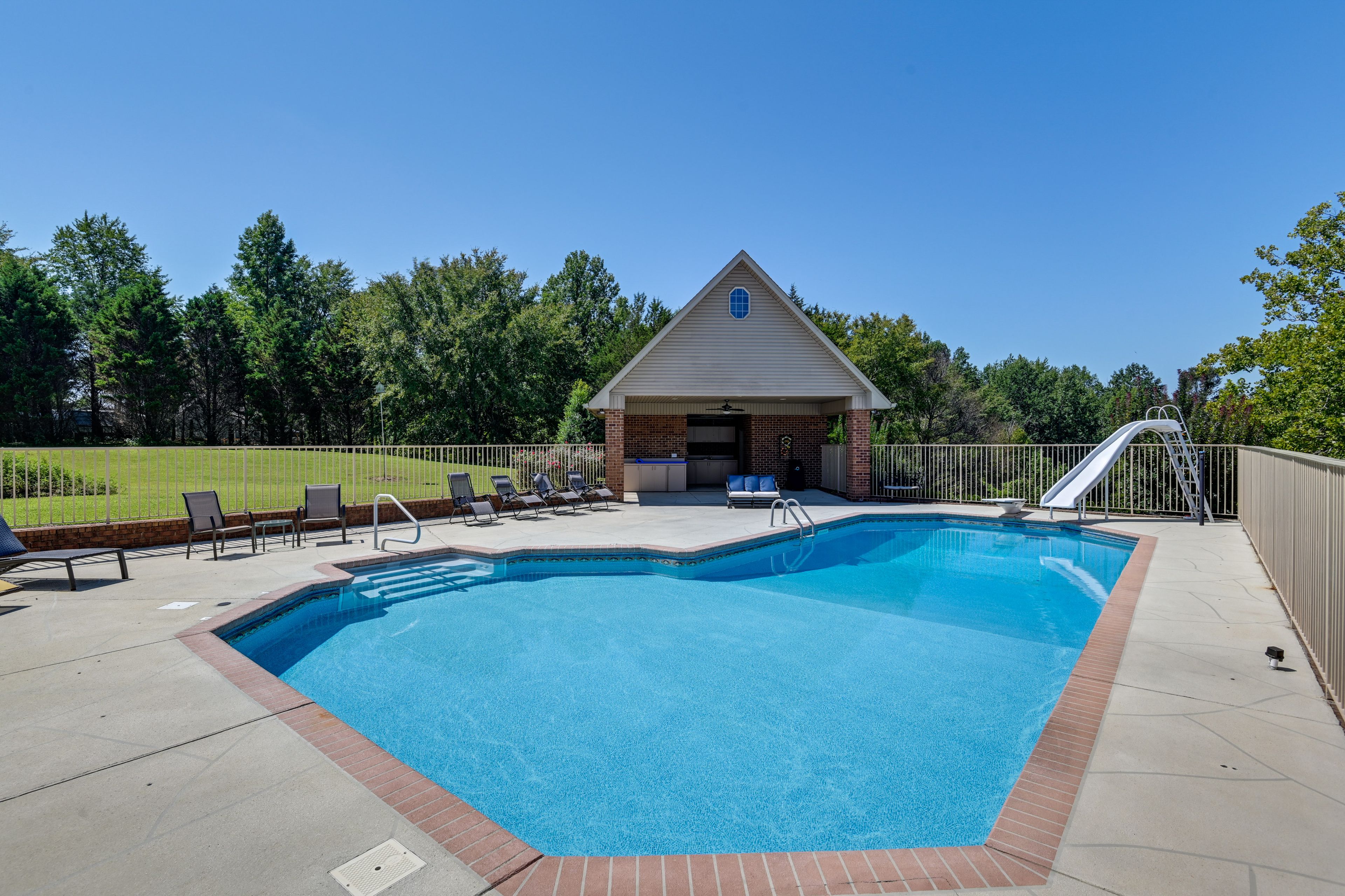 Lebanon Vacation Rental | 4BR | 3.5BA | 3 Steps Required | 4,812 Sq Ft