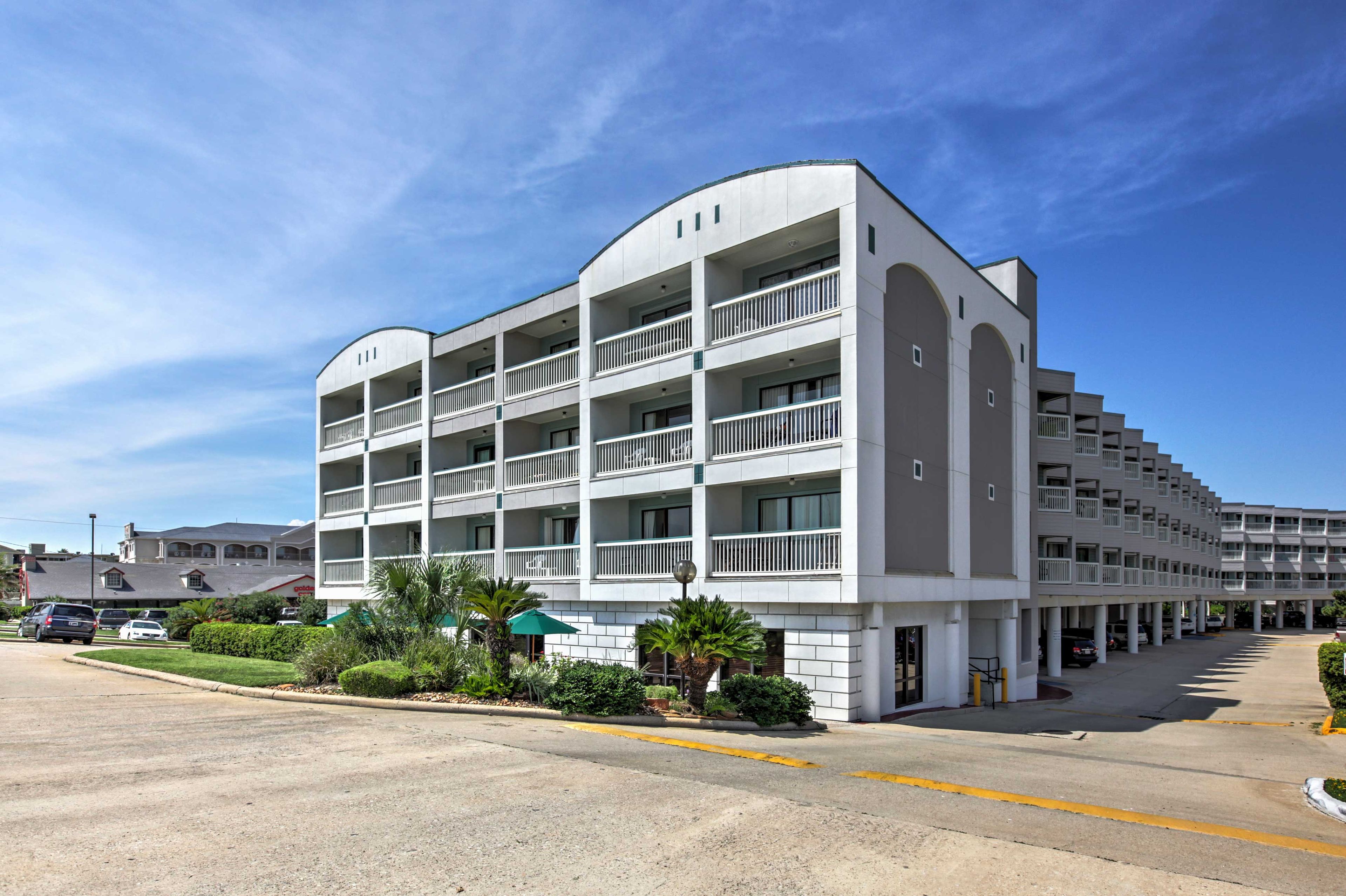 Parking | Community Lot (Fee Paid Onsite)