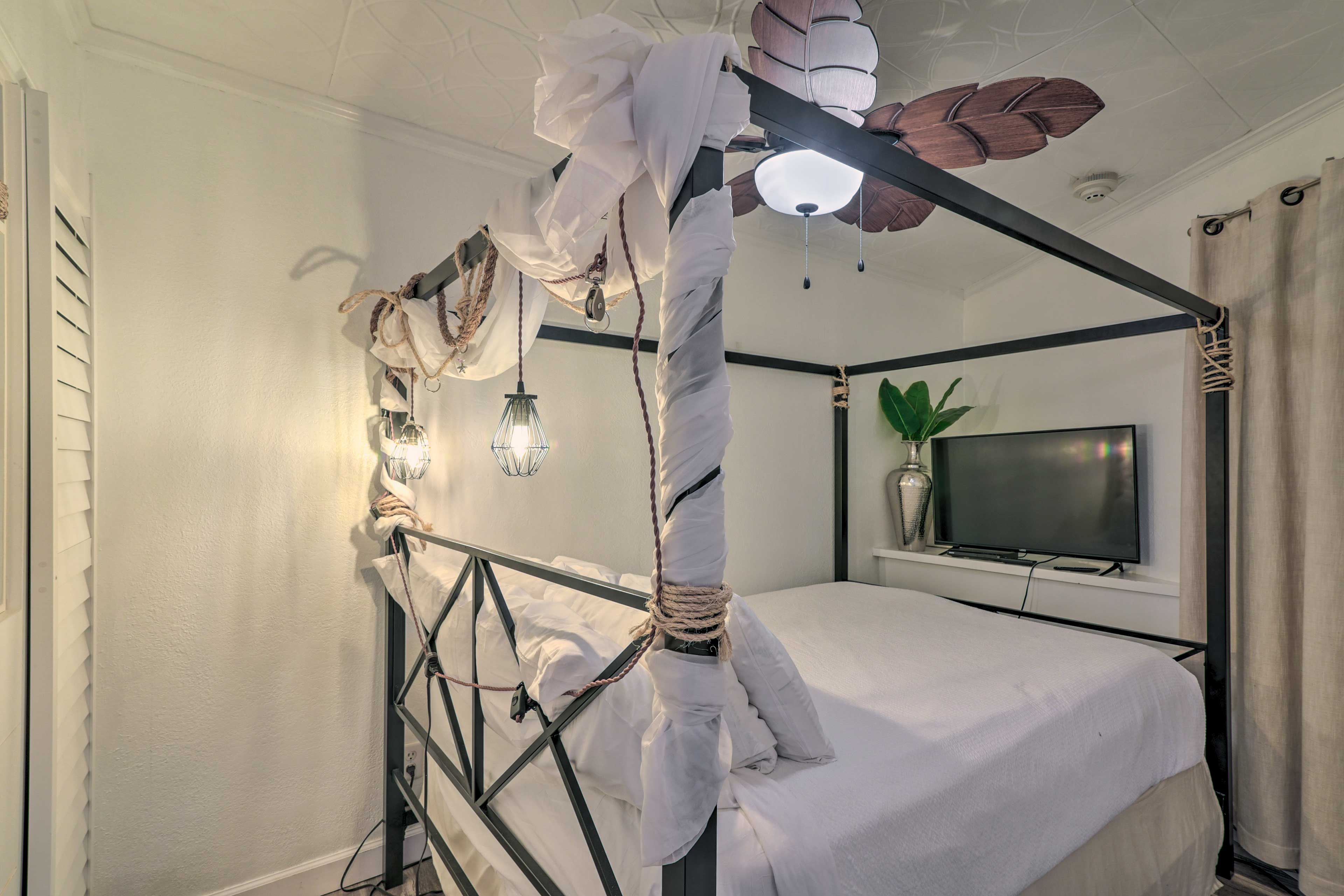 Bedroom | Queen Bed | Central A/C | Smart TV