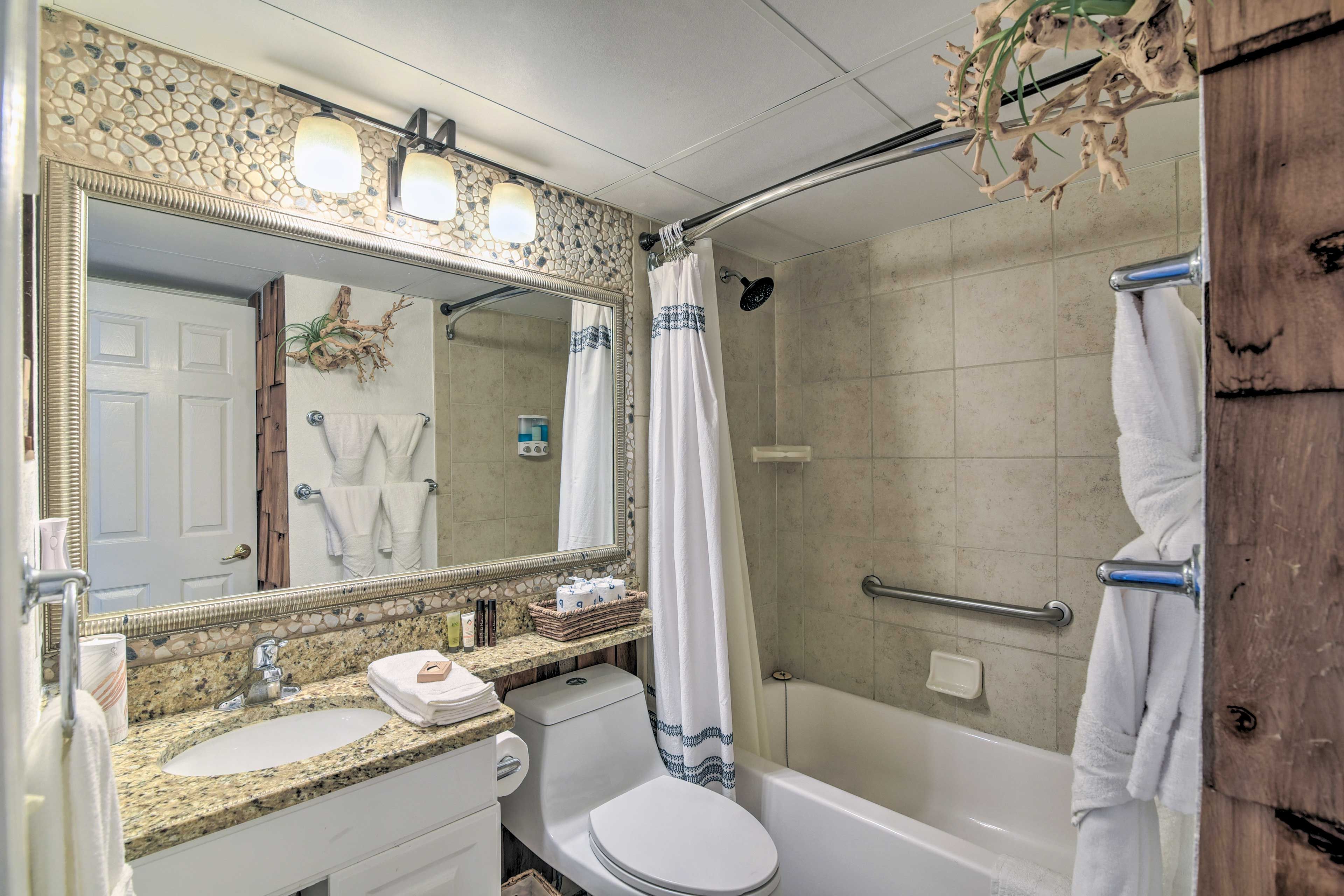 Full Bathroom | Hair Dryer | Towels Provided