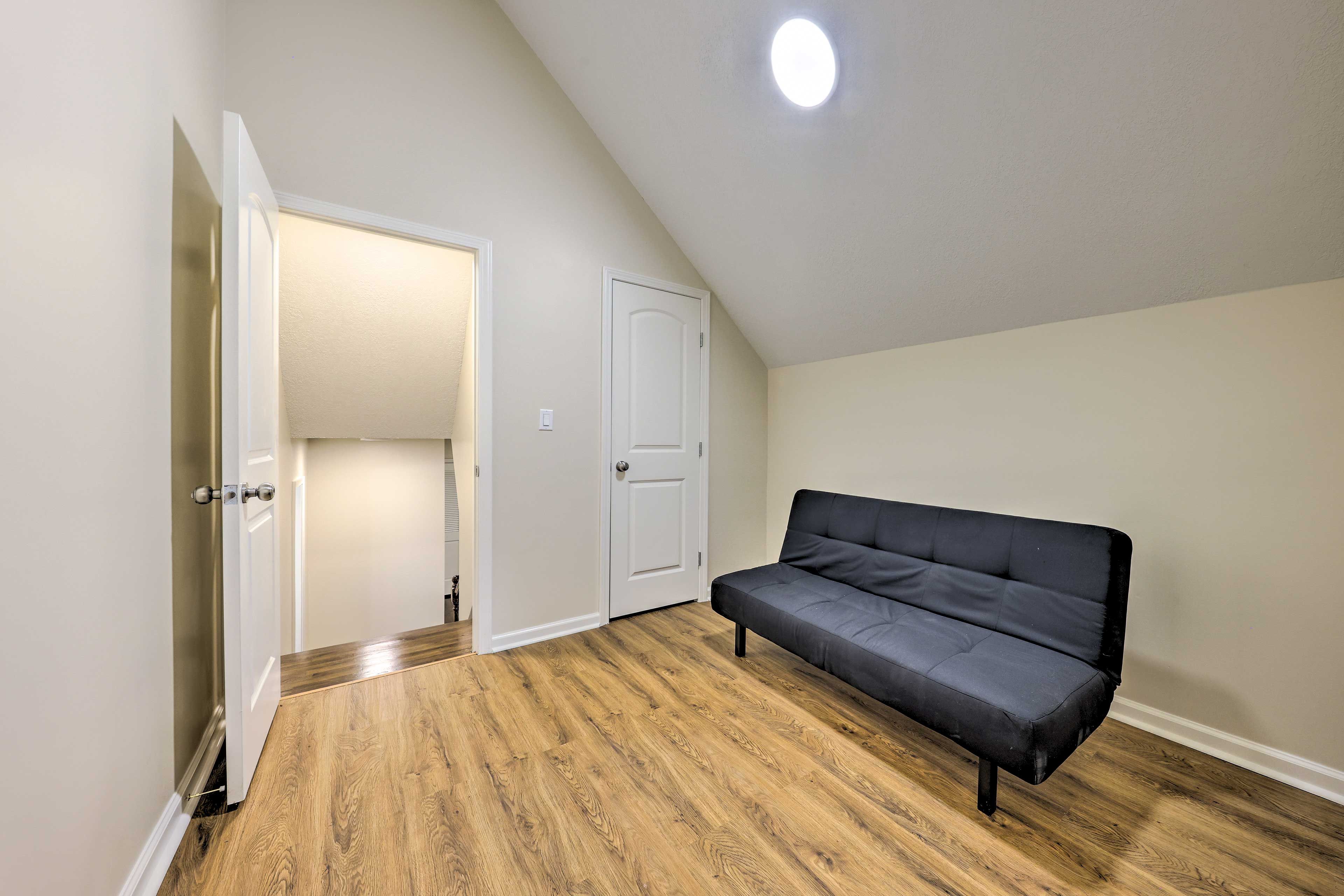 Bonus Room | Futon