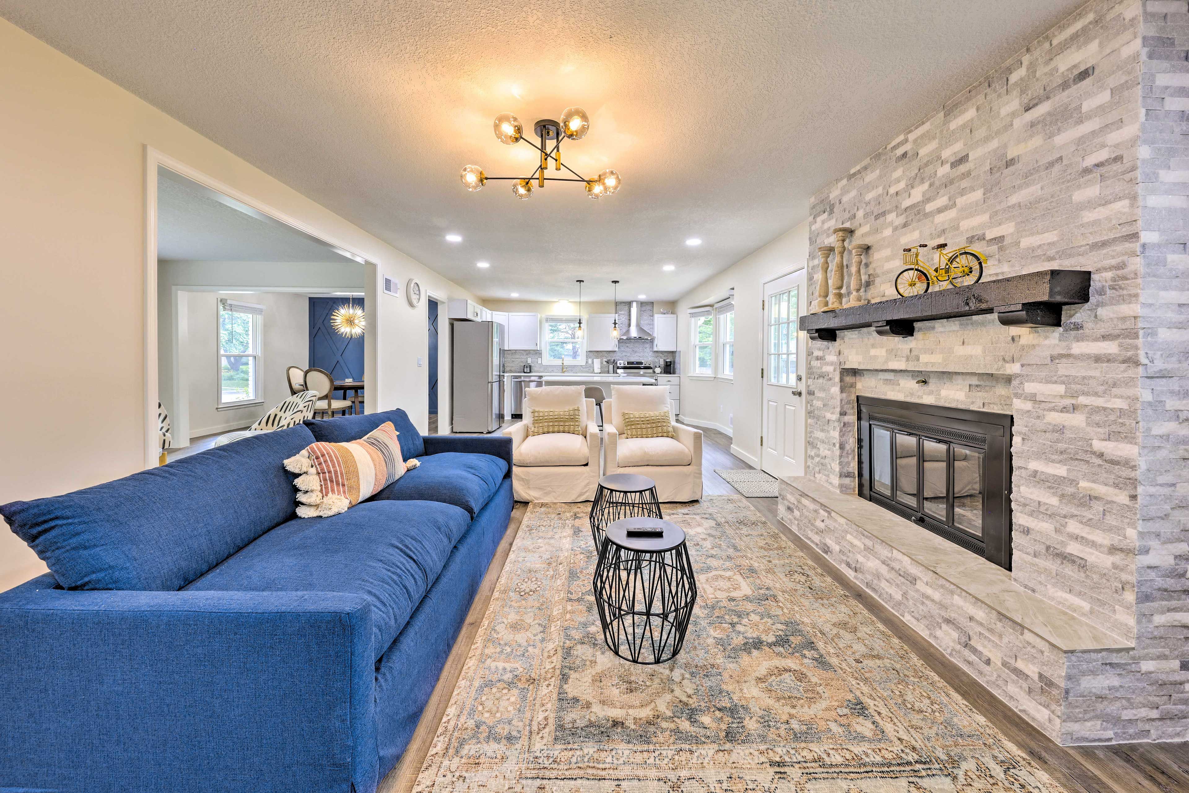 Living Room | Smart TV w/ Cable | Main Floor