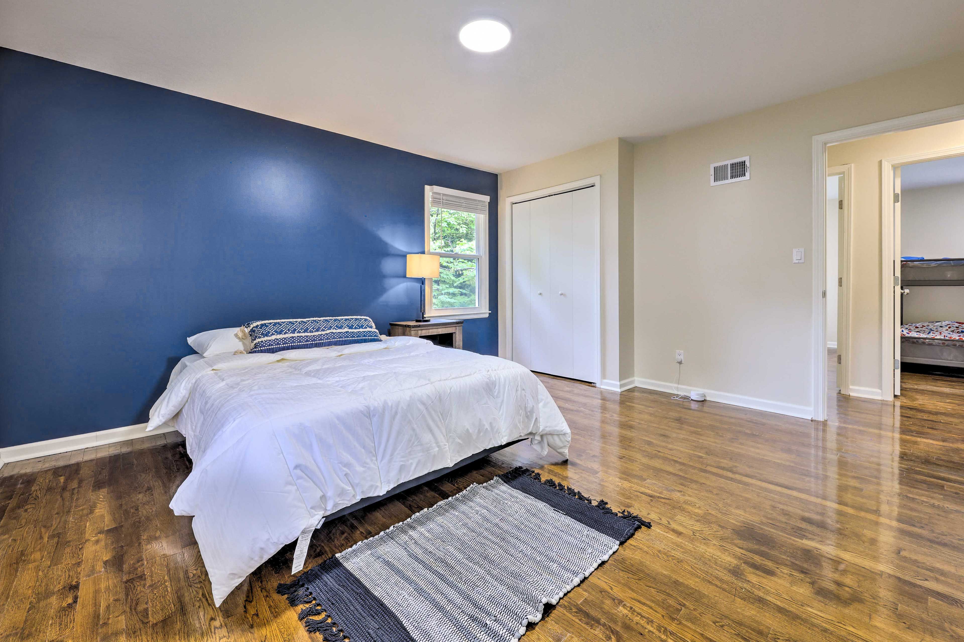 Bedroom 1 | Queen Bed | En-Suite Bathroom