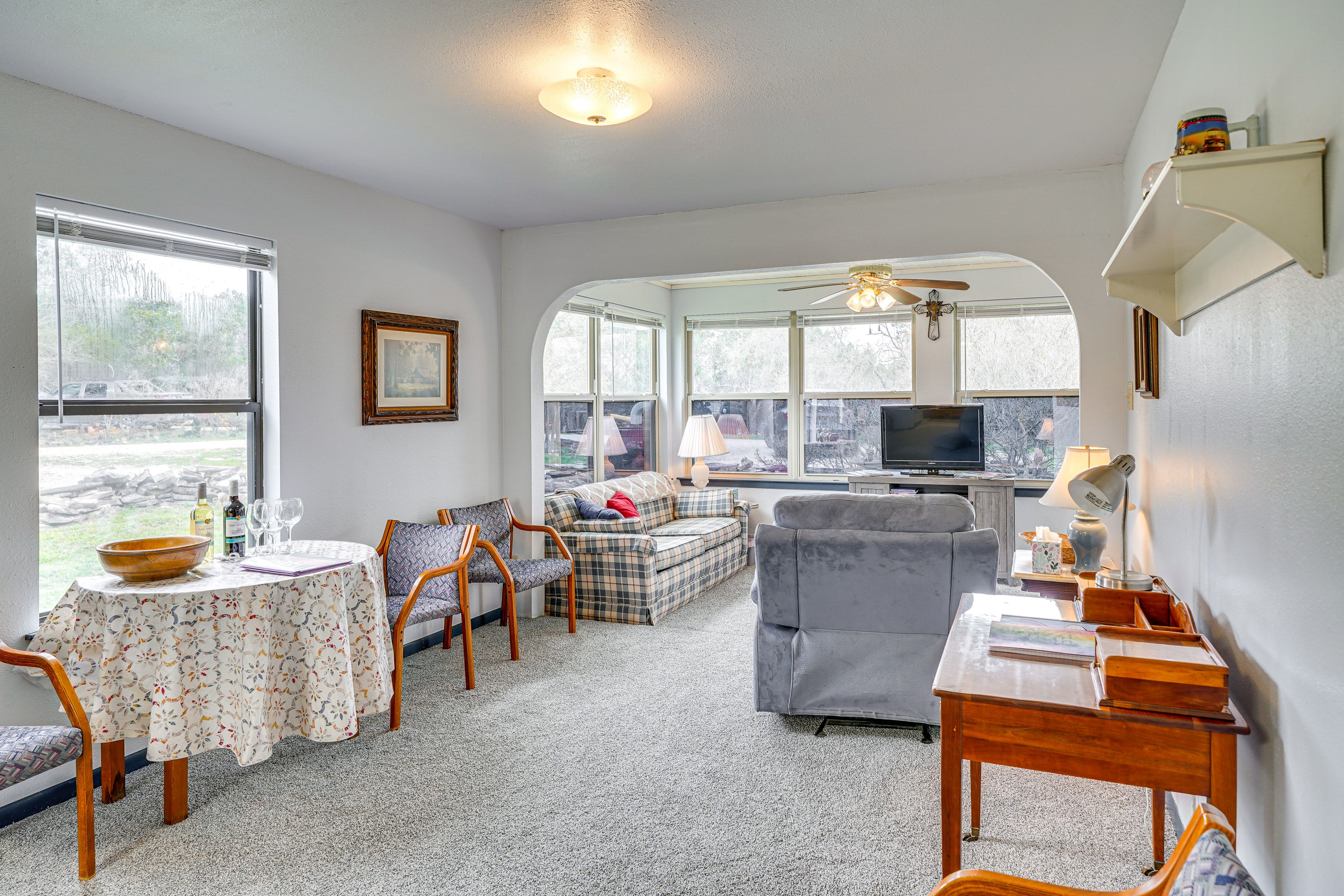 Living Room | Free WiFi | Sleeper Sofa | Central Air Conditioning & Heating