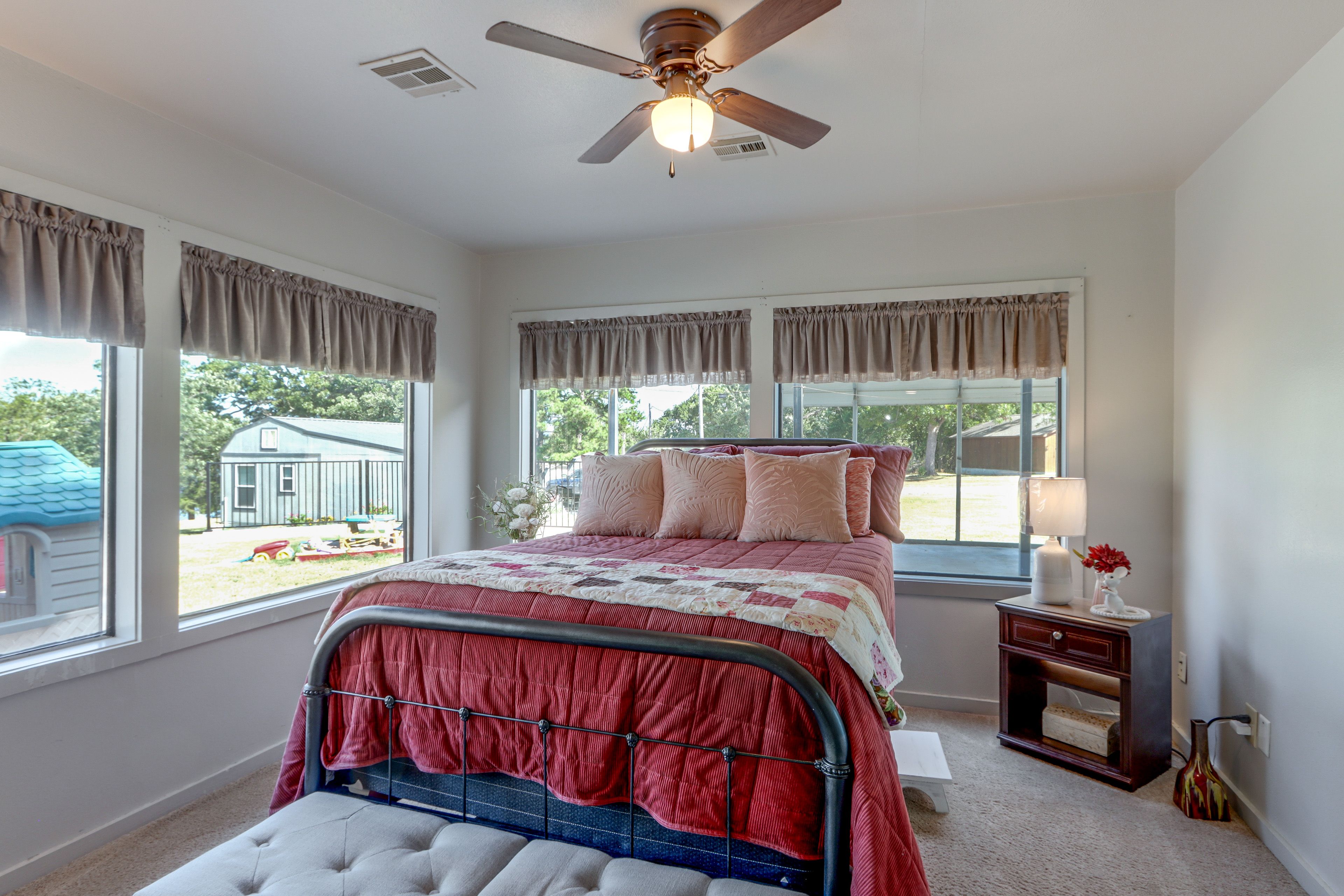 Bedroom 1 | Queen Bed
