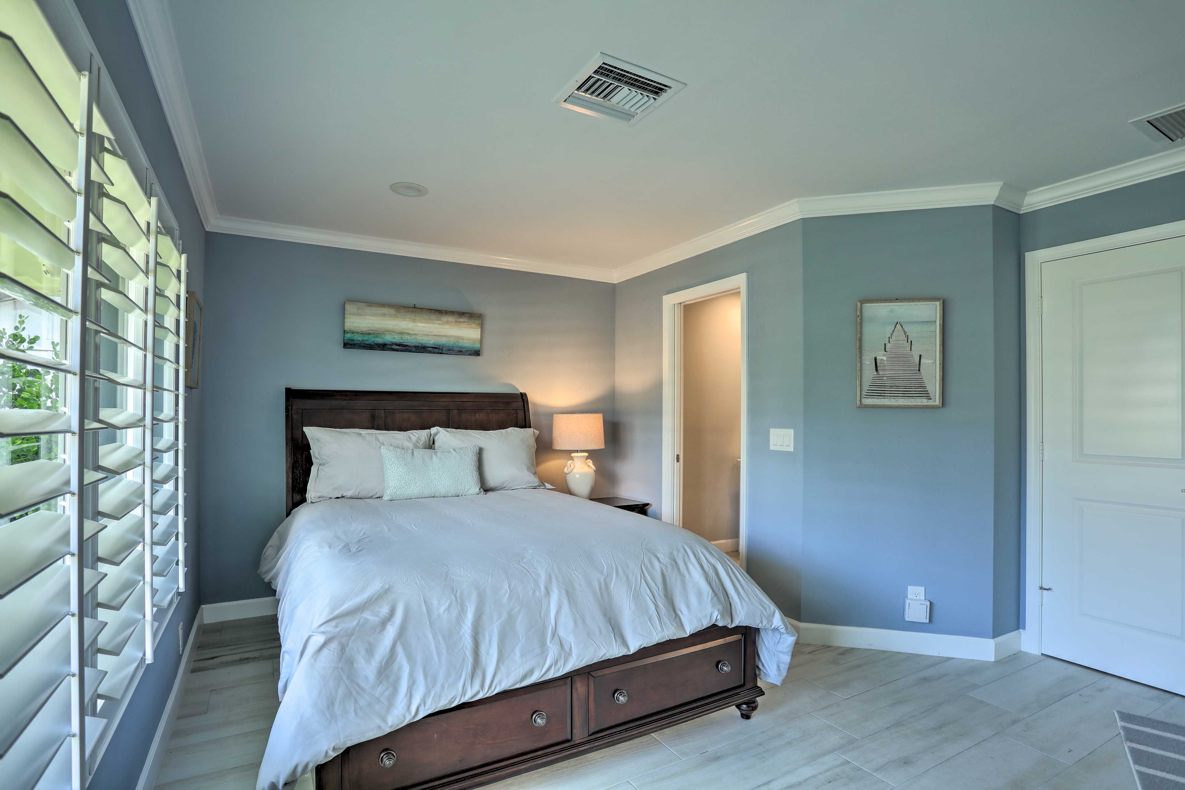 Bedroom 4 | Queen Bed | Smart TV