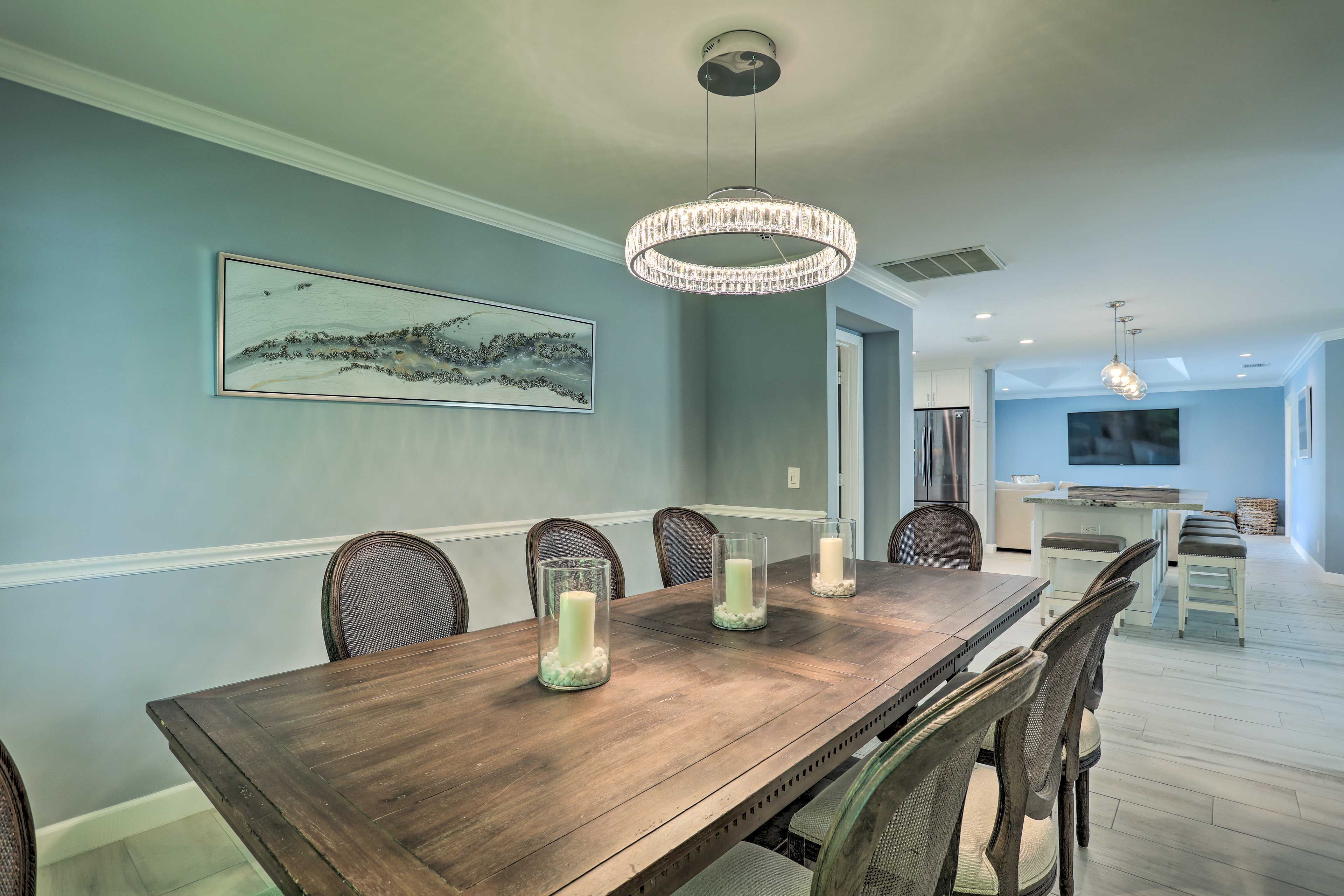 Dining Area | Dishware & Flatware Provided