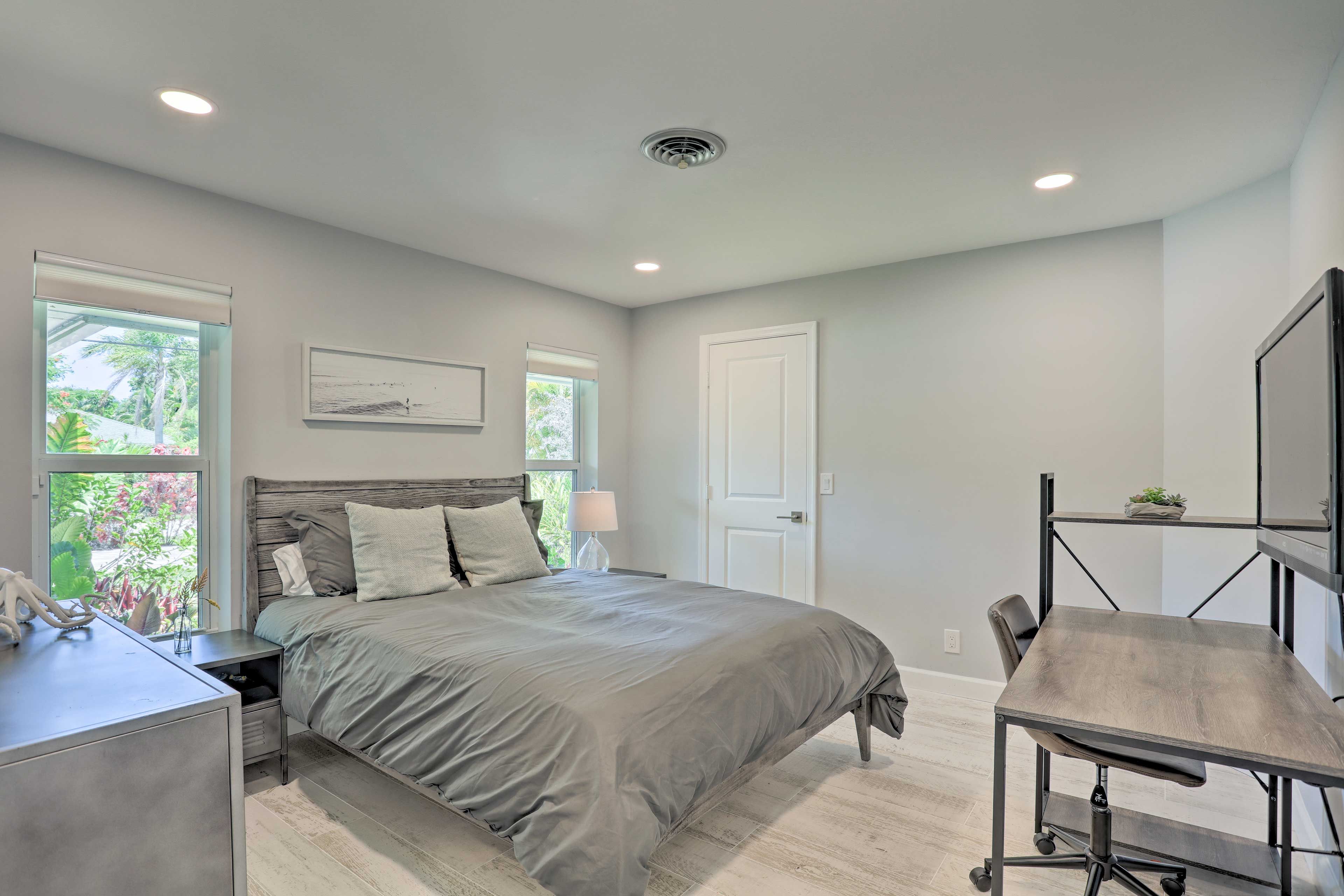 Bedroom 2 | Queen Bed | Smart TV