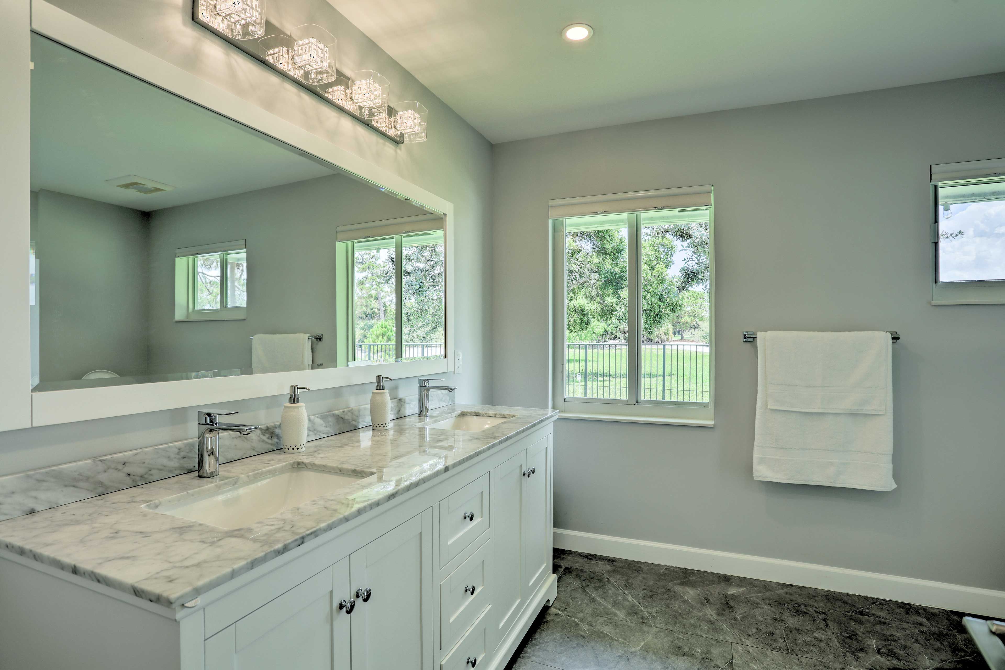 En-Suite Bathroom | Towels Provided | Backyard Access