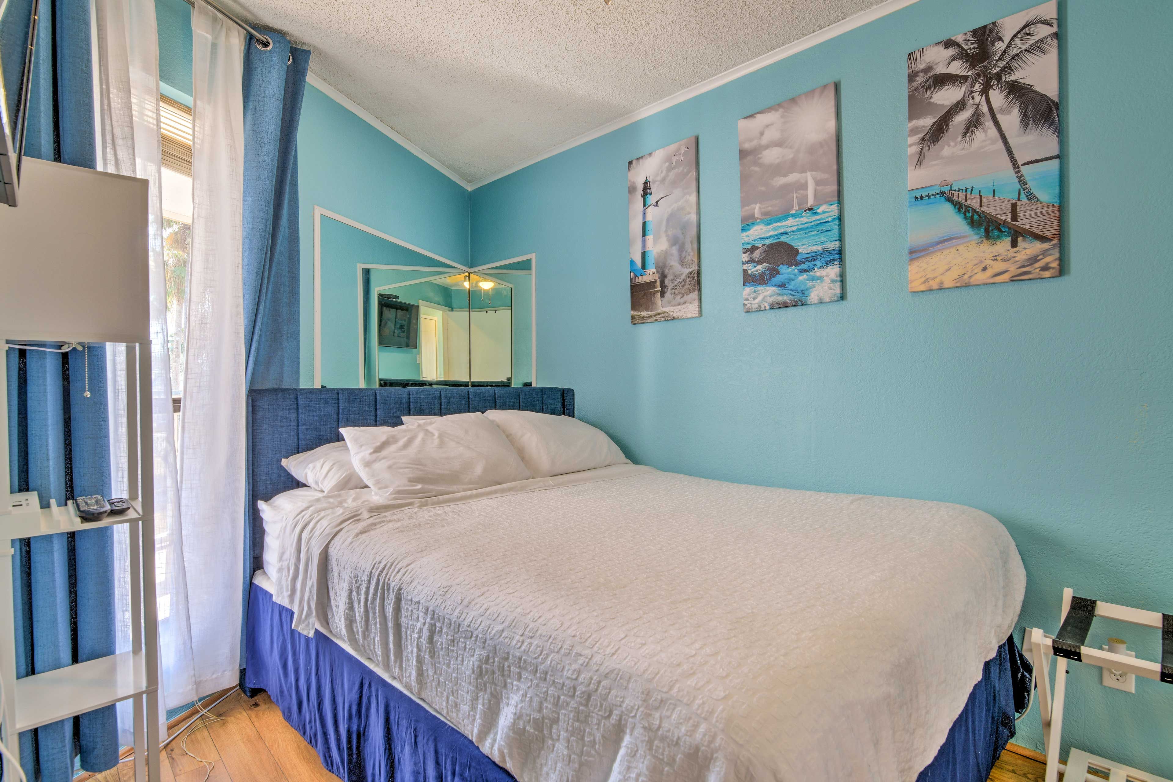 Bedroom | Queen Bed | Linens Provided