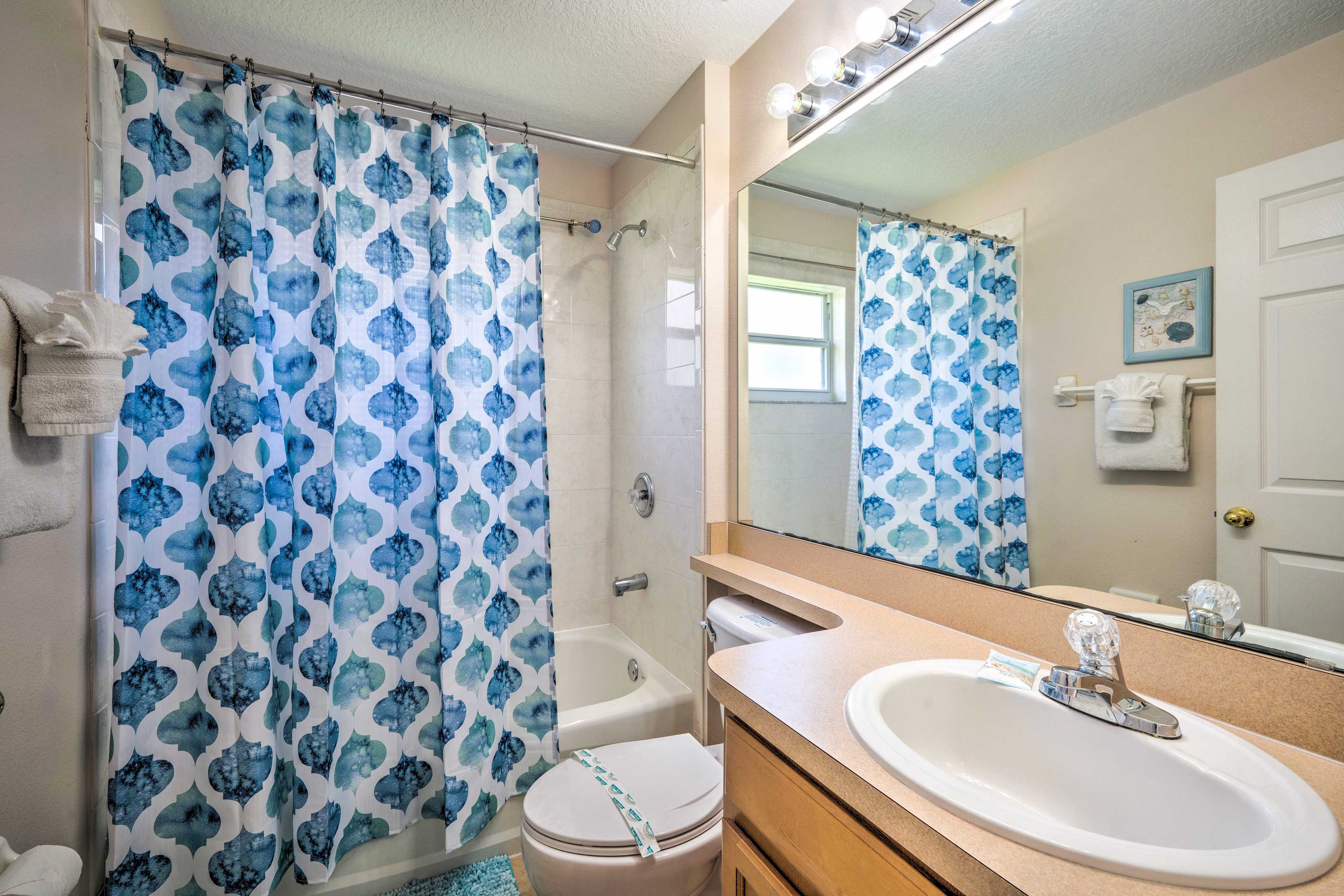 Bathroom | Complimentary Toiletries | Towels Provided | Shower/Tub Combo