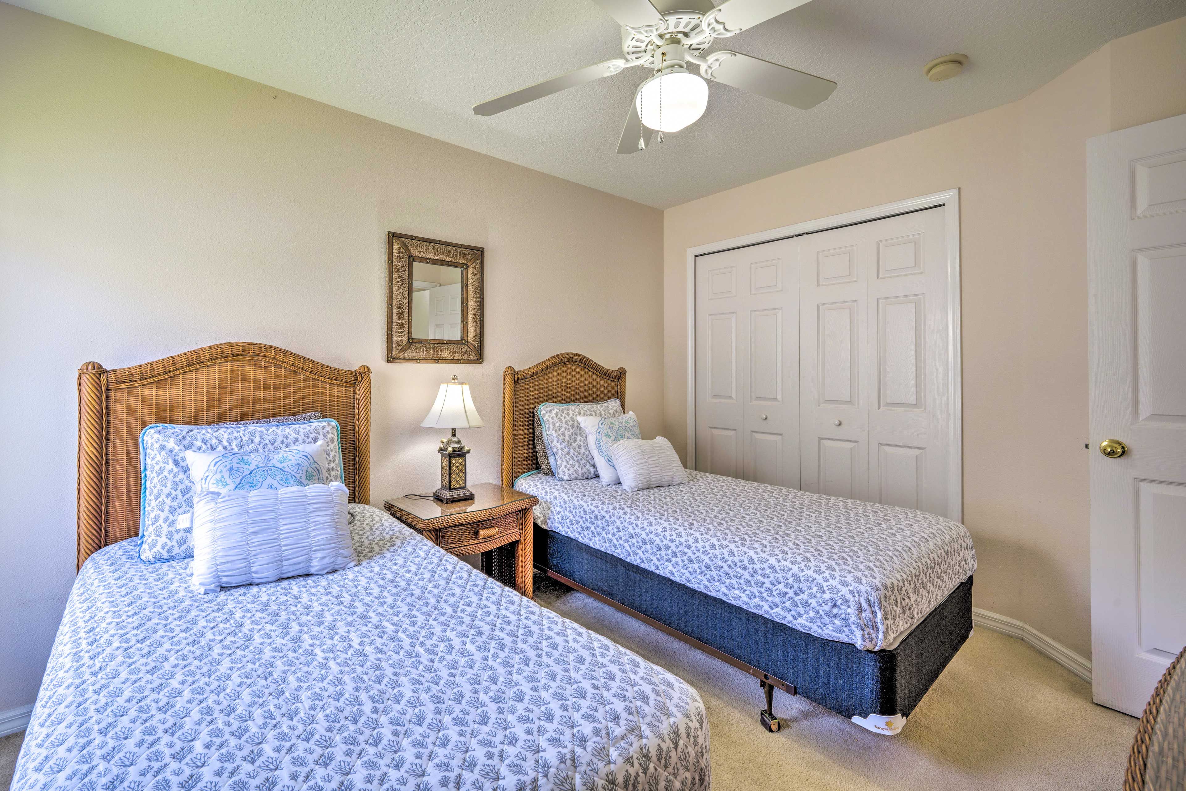 Bedroom 3 | 2 Twin Beds | TV | Closet | Books