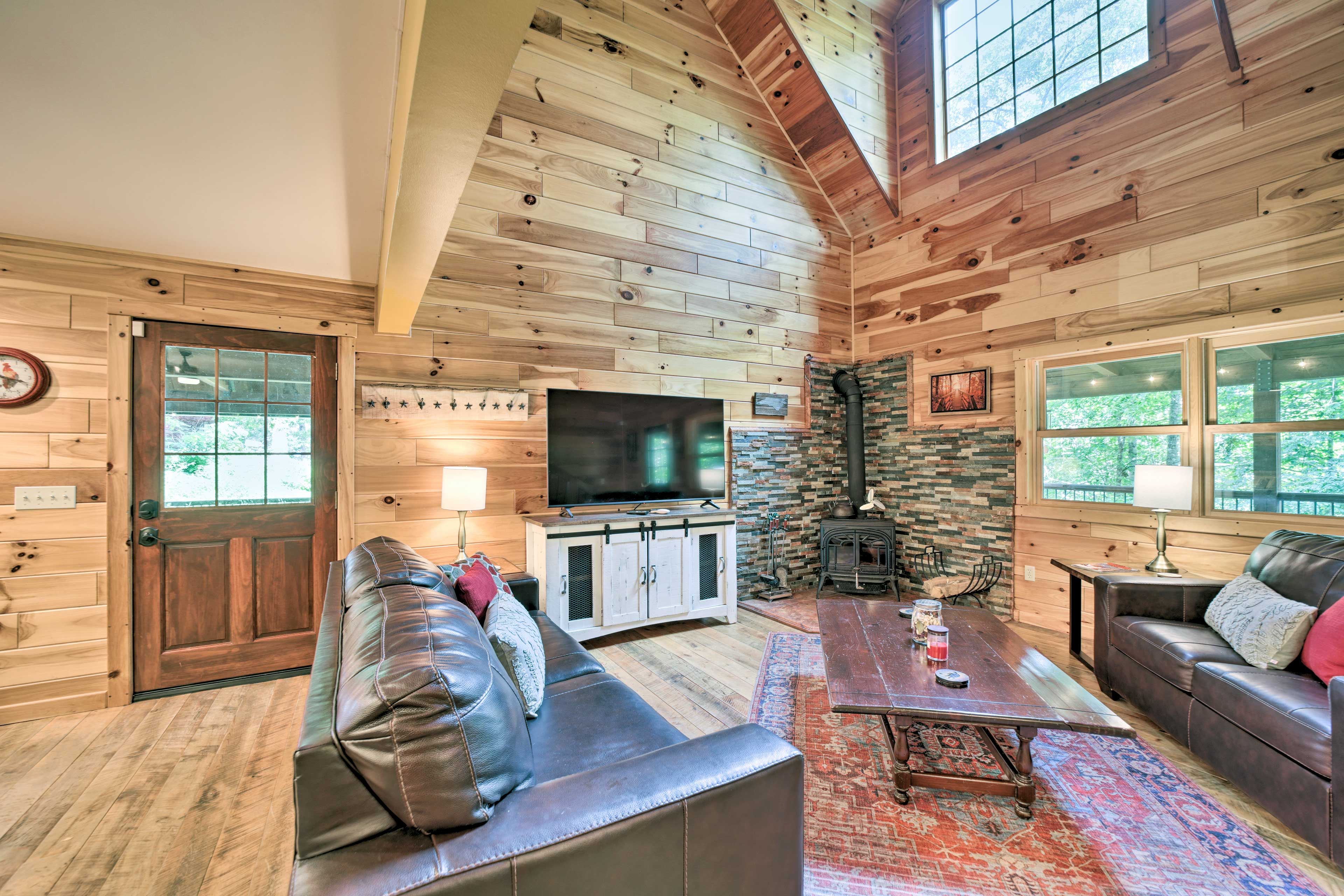 Living Room | Smart TV | Fireplace