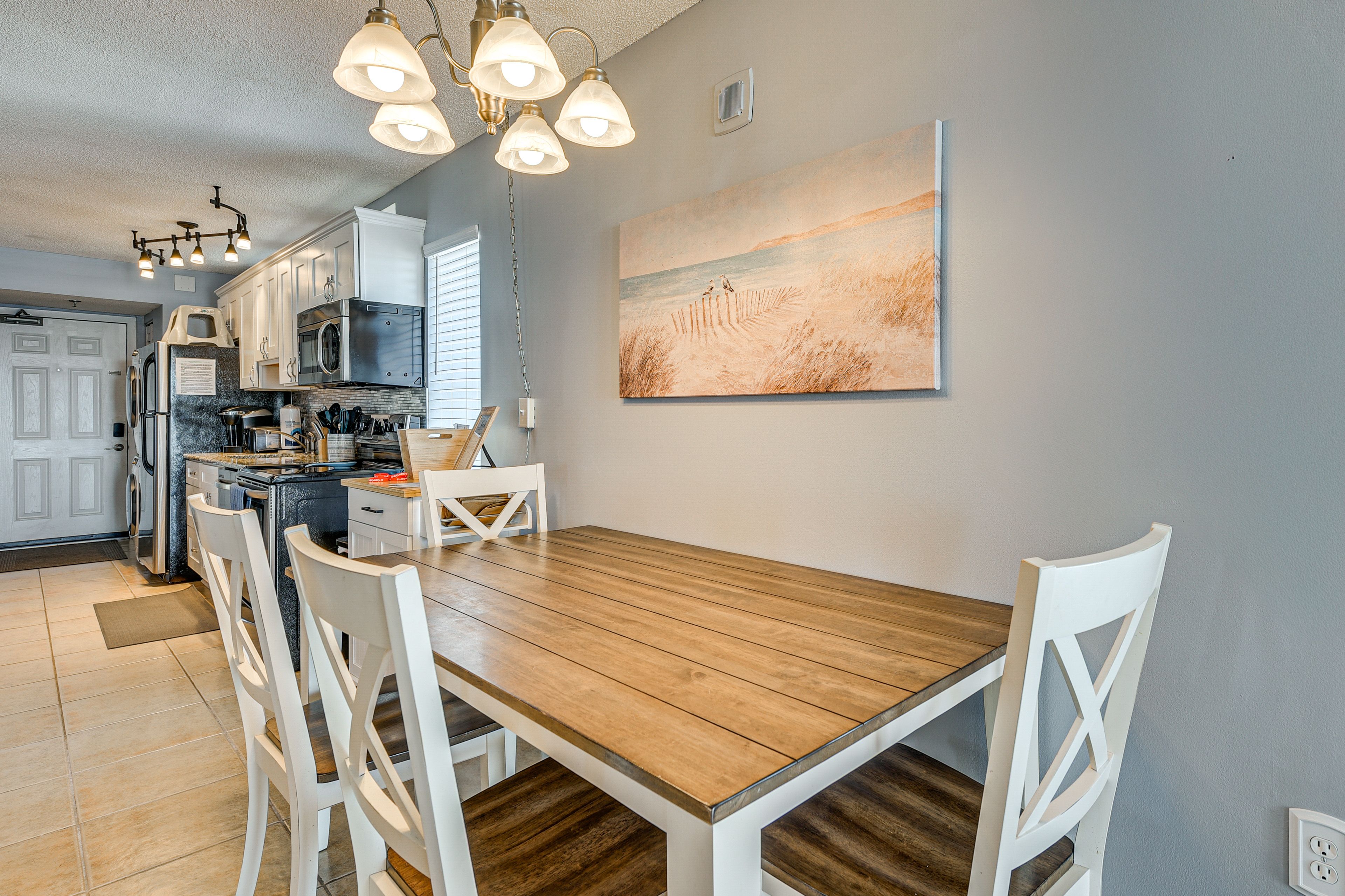 Dining Area | Dishware & Flatware Provided