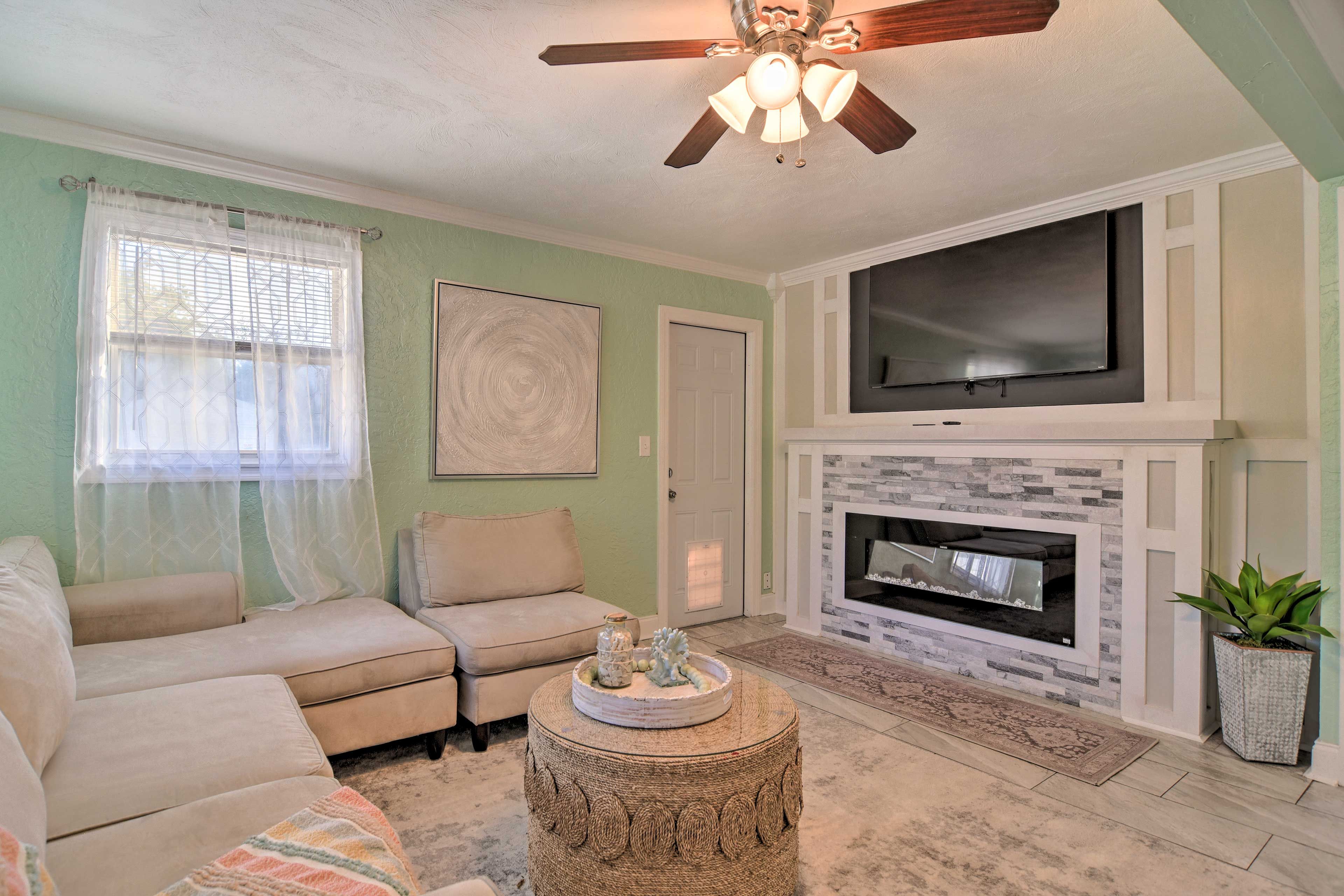 St. Petersburg Vacation Rental | 2BR | 1.5BA | 1 Step Required | 1,104 Sq Ft