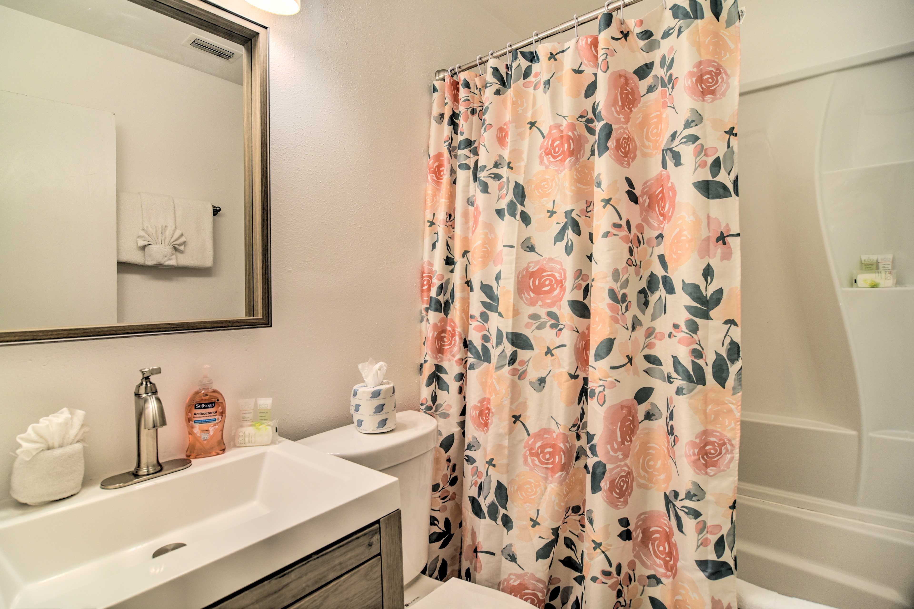 Full Bathroom | Complimentary Toiletries