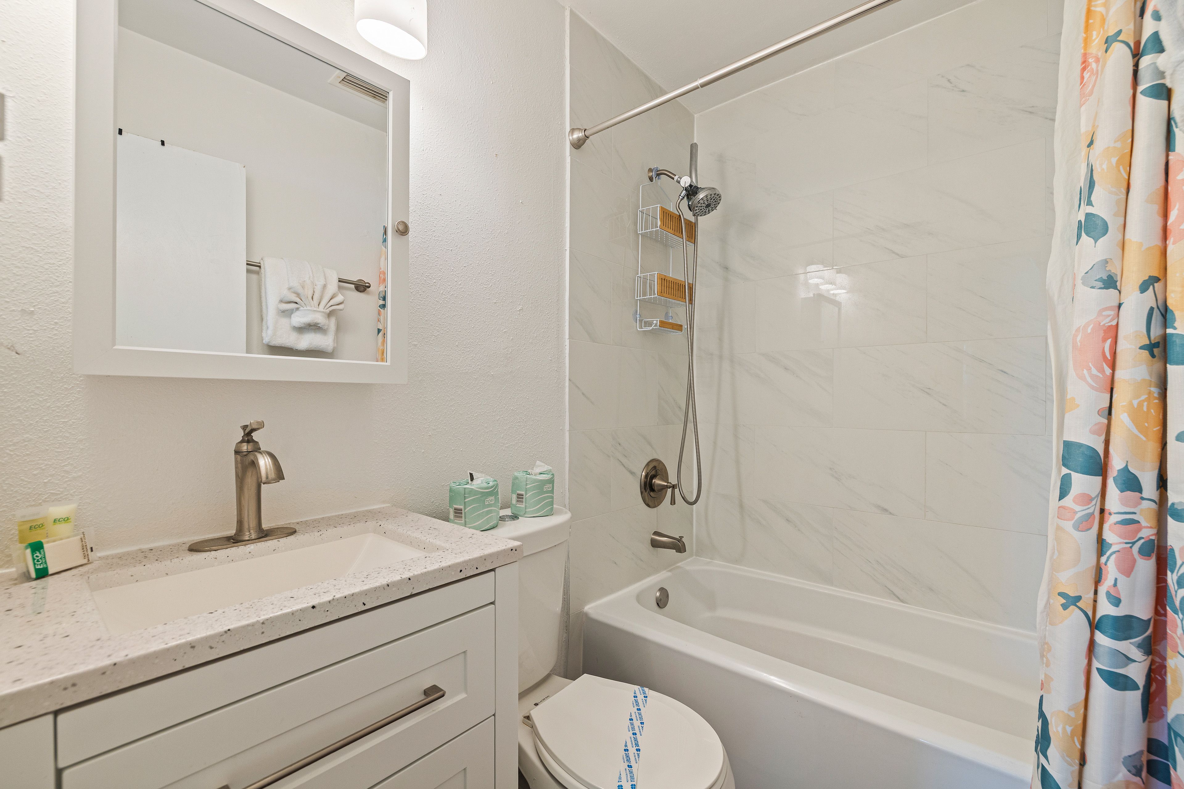 Full Bathroom | Complimentary Toiletries