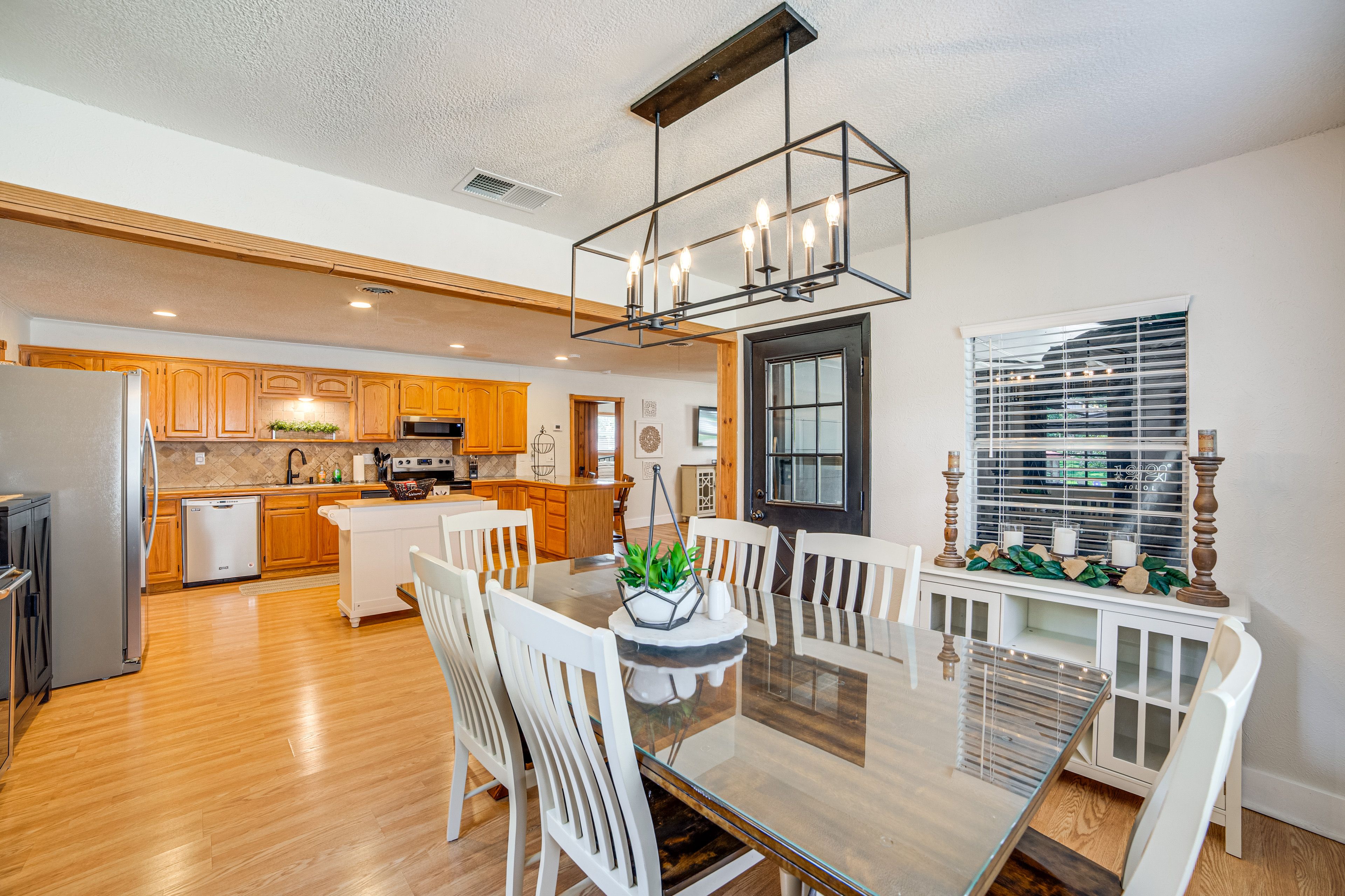 Dining Room | Free WiFi | Central Air Conditioning/Heat