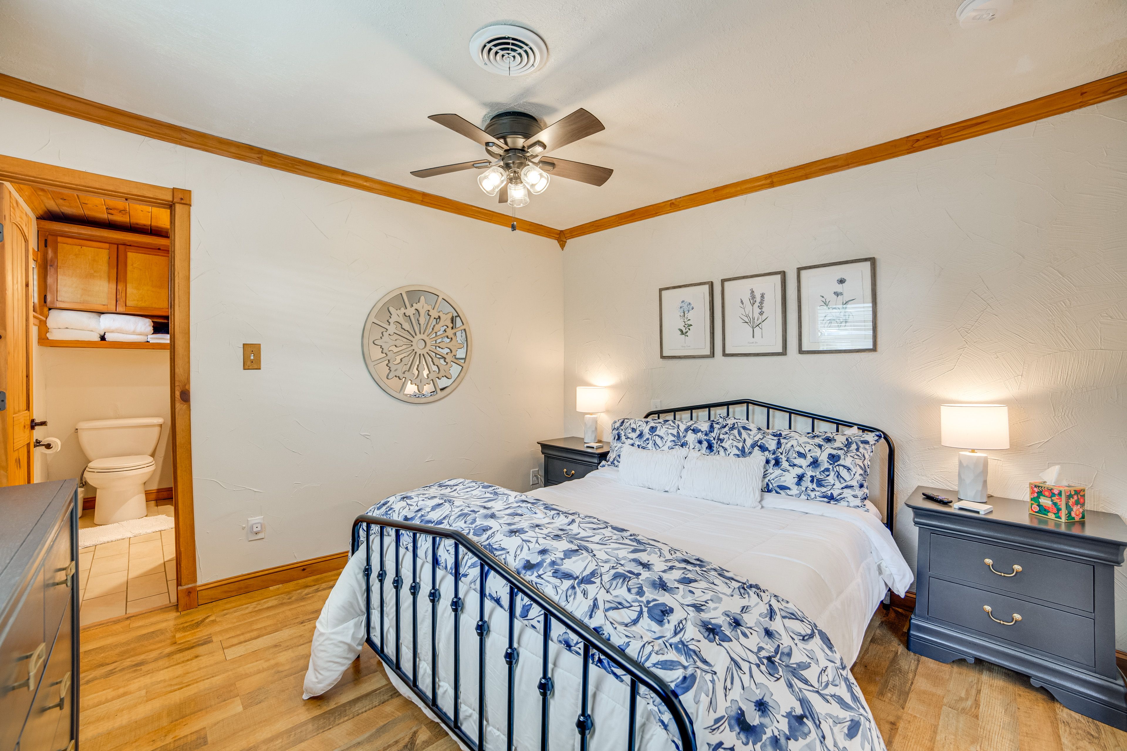 Bedroom 2 | Queen Bed | Smart TV