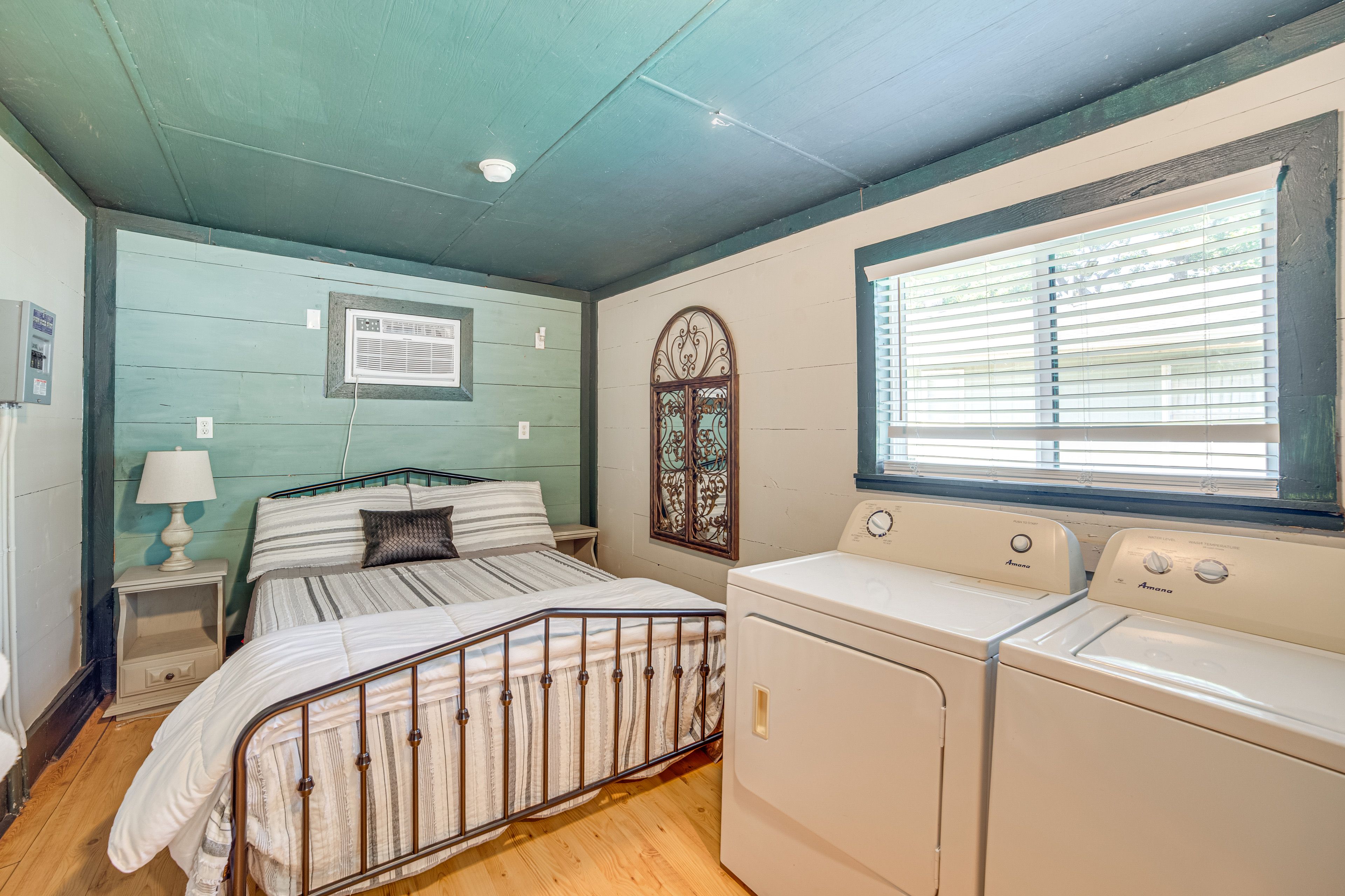 Bedroom 3 (Guest House) | Queen Bed | Washer/Dryer