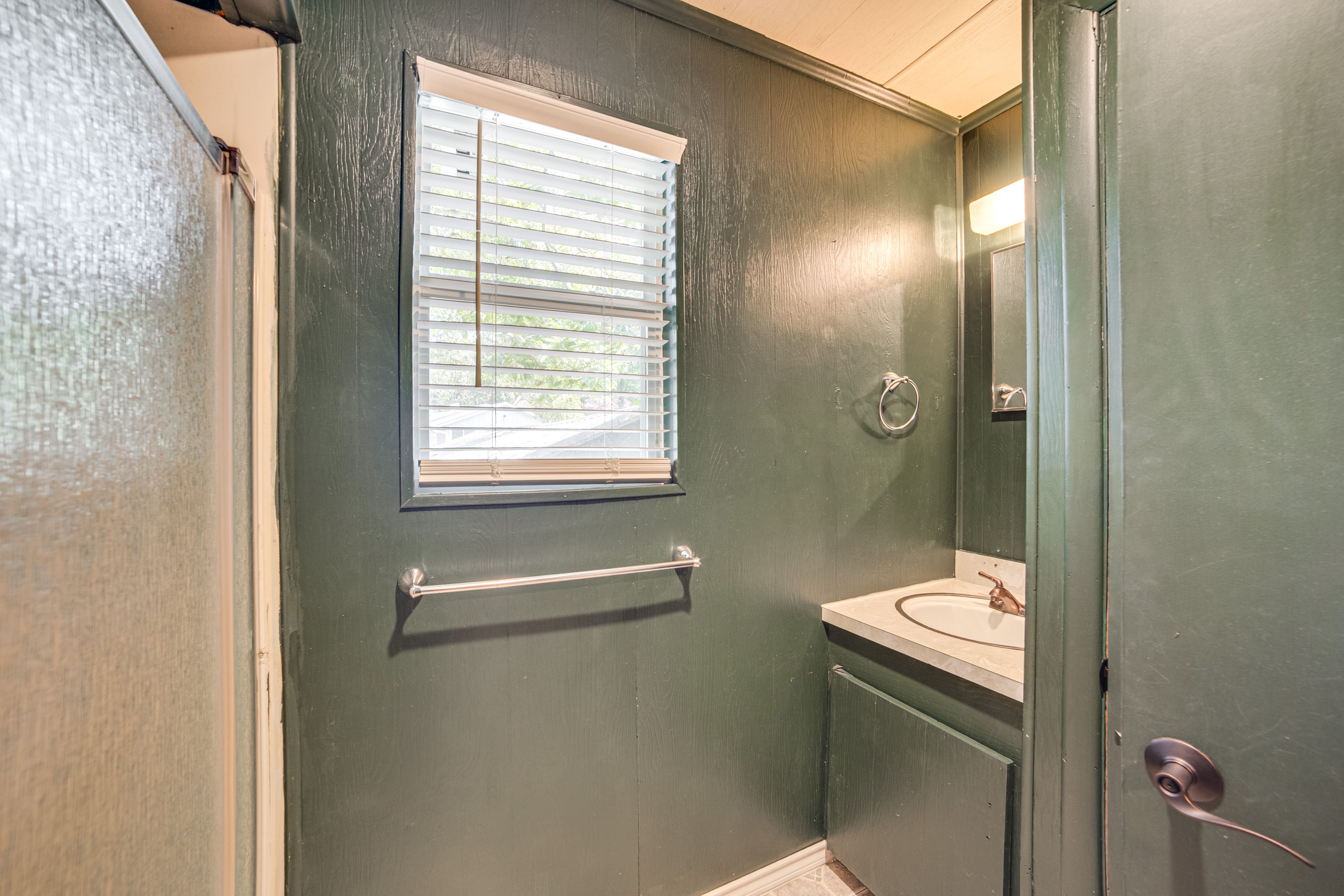 Full Bathroom (Guest House) | Towels Provided