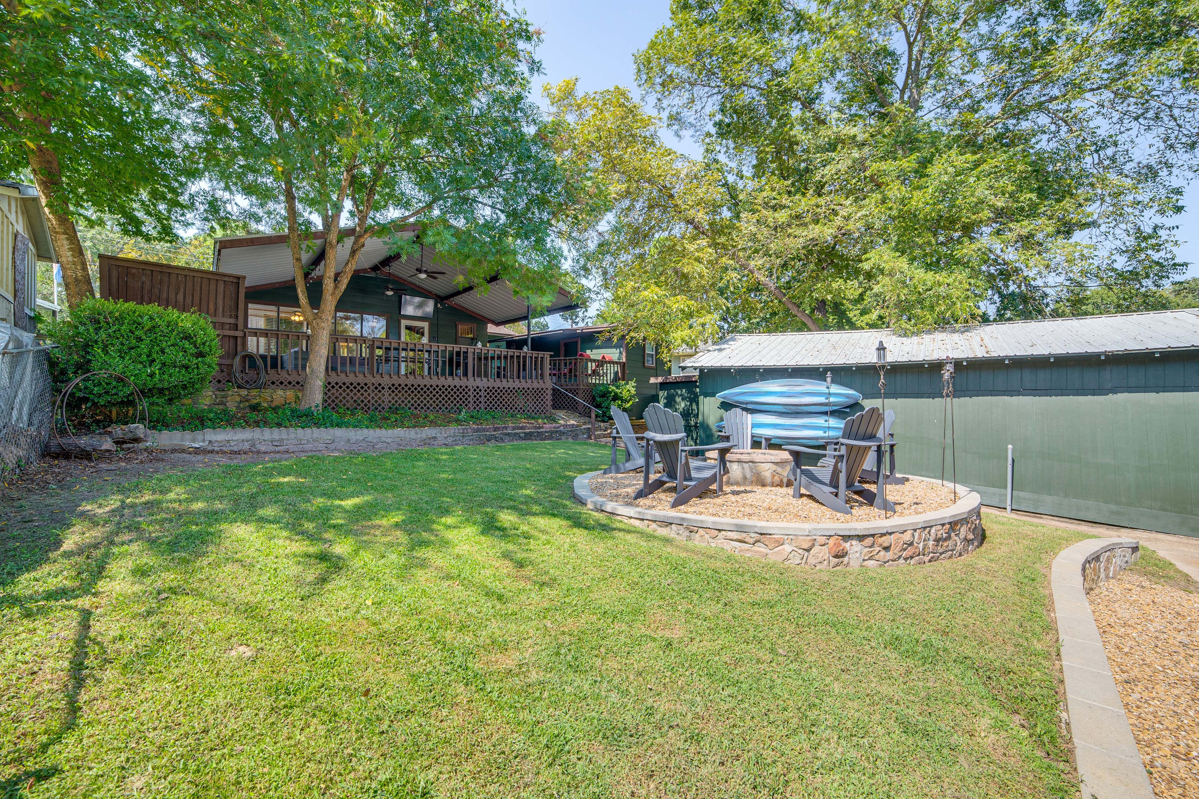 Backyard | Fire Pit | 2 Kayaks