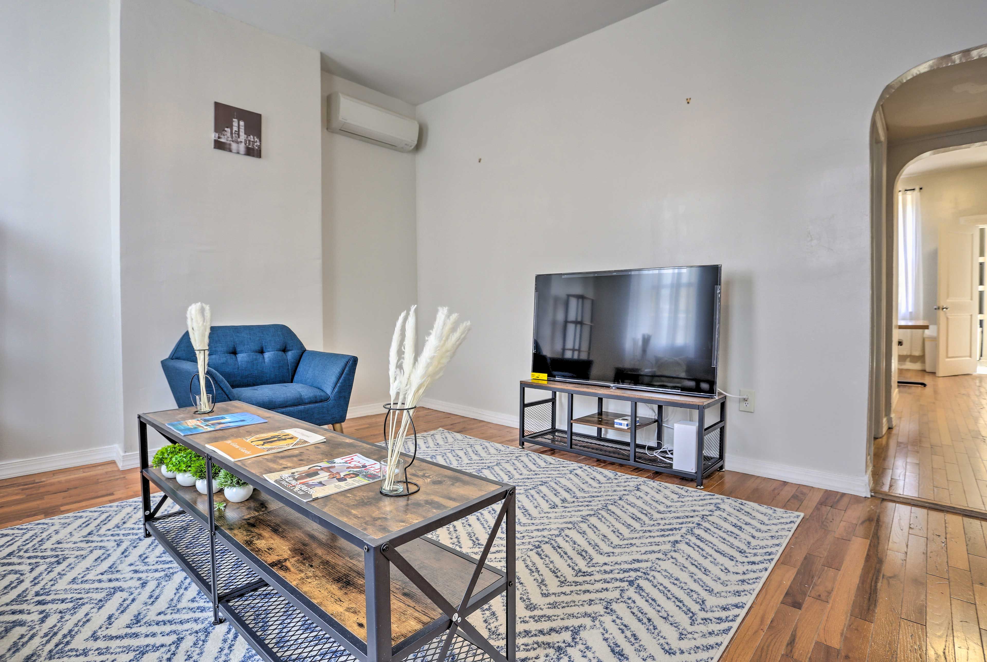 Living Room | Twin Sleeper Sofa | Smart TV | Central A/C & Heat