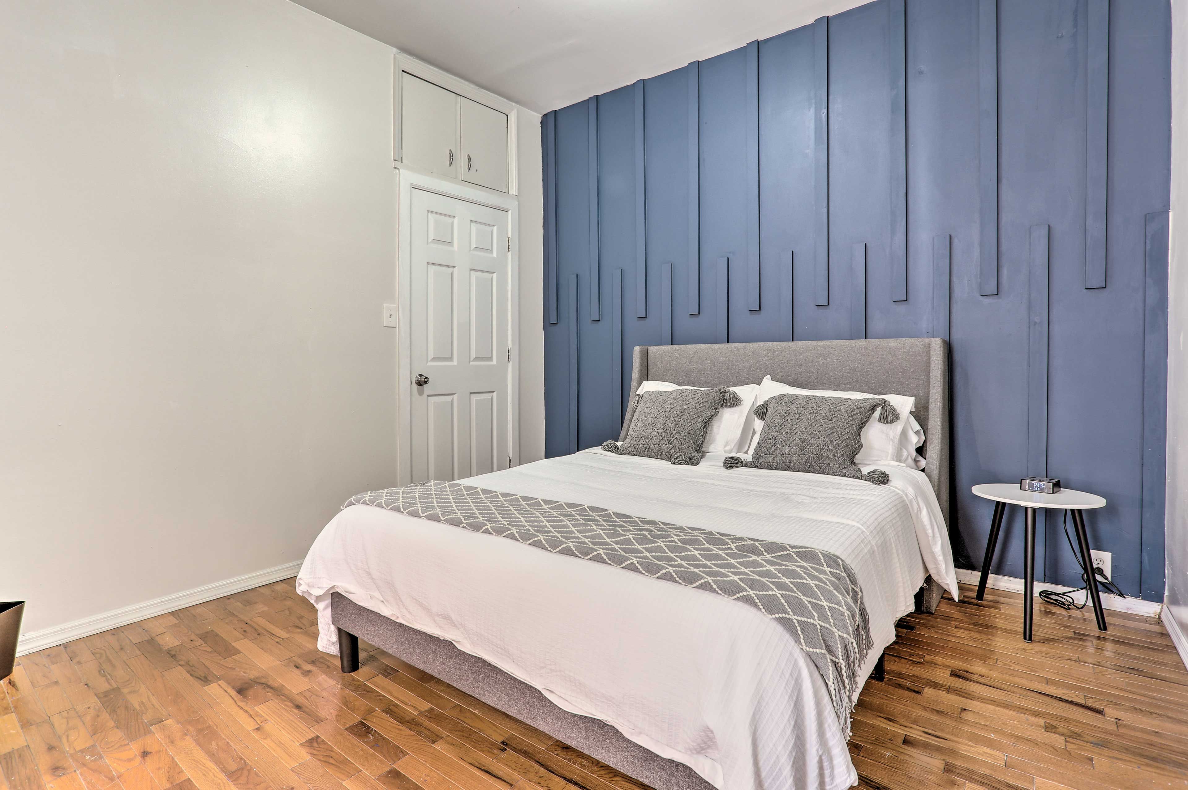 Bedroom | Queen Bed | Workspace