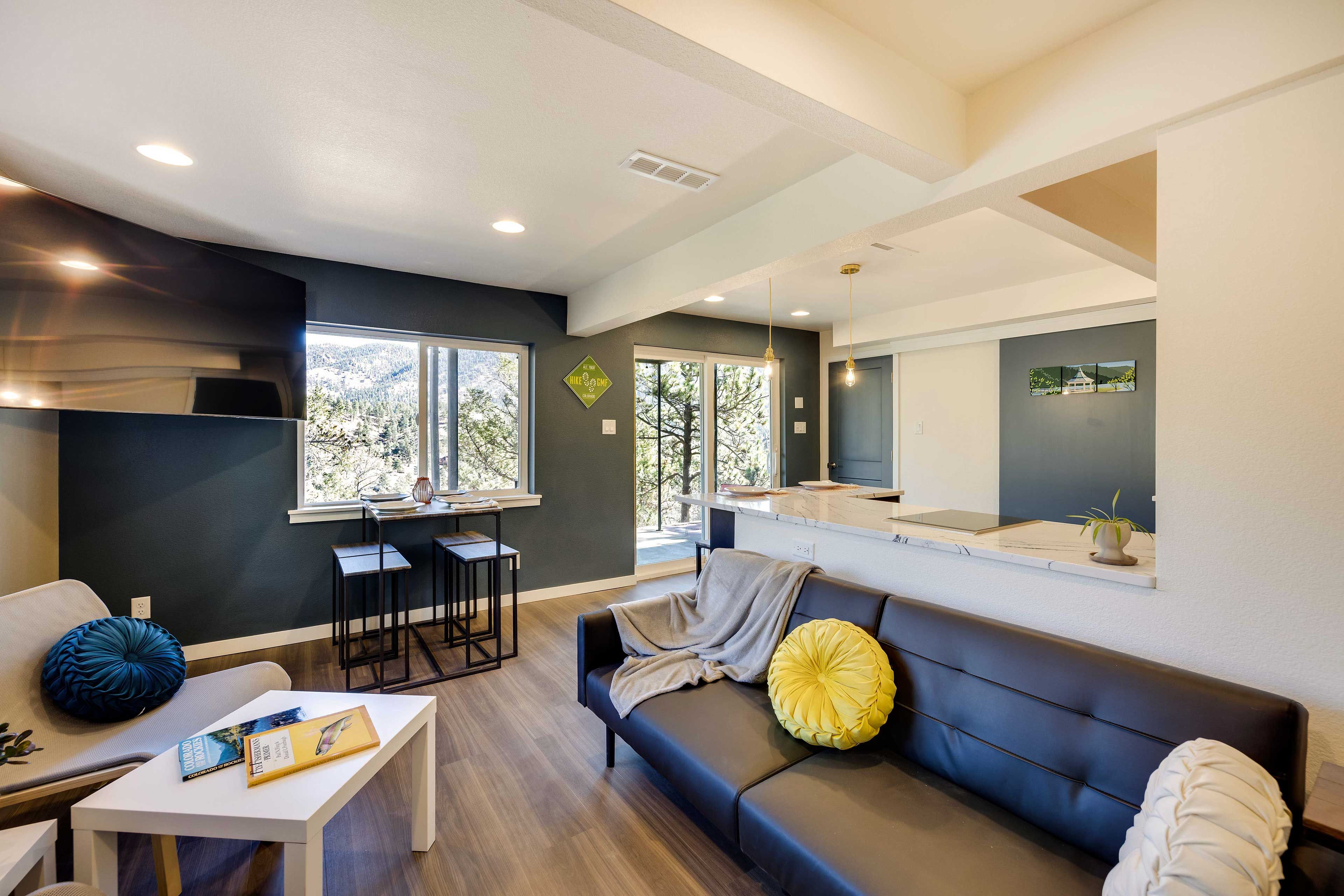 Living Room | Smart TV | Free WiFi | Futon | Single-Story Unit