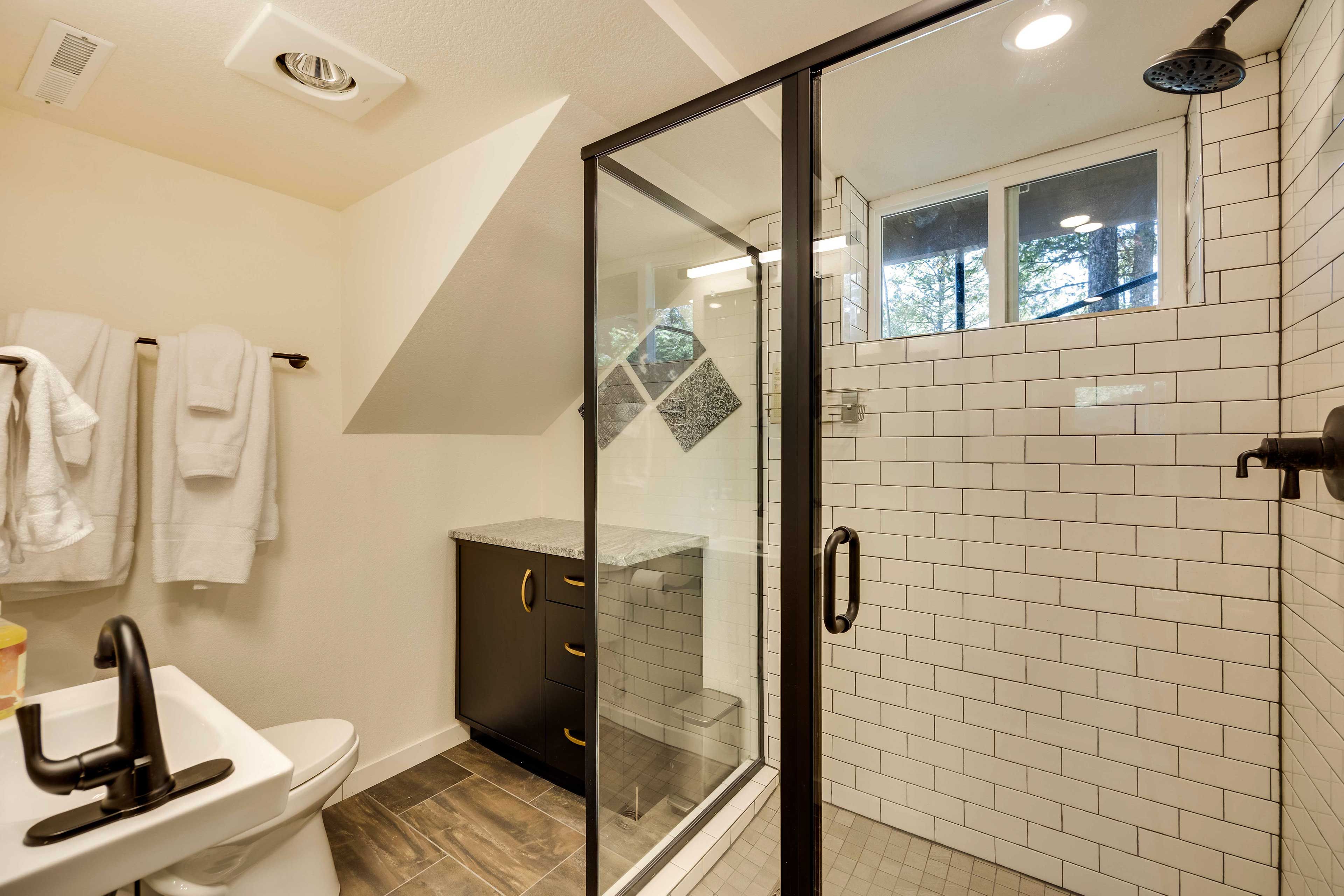Full Bathroom | Complimentary Toiletries