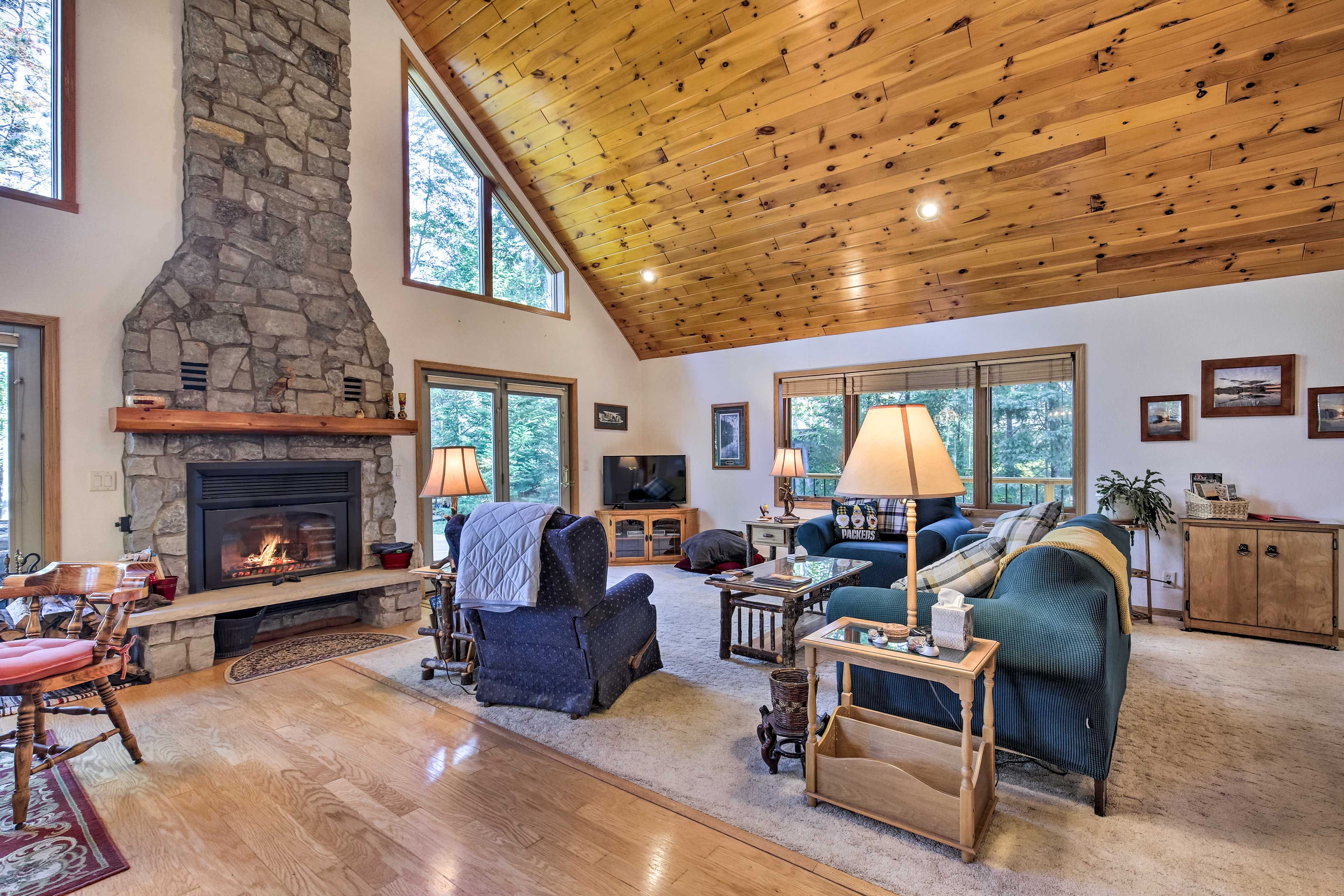 Living Room | No A/C | Smart TV | DVD Player