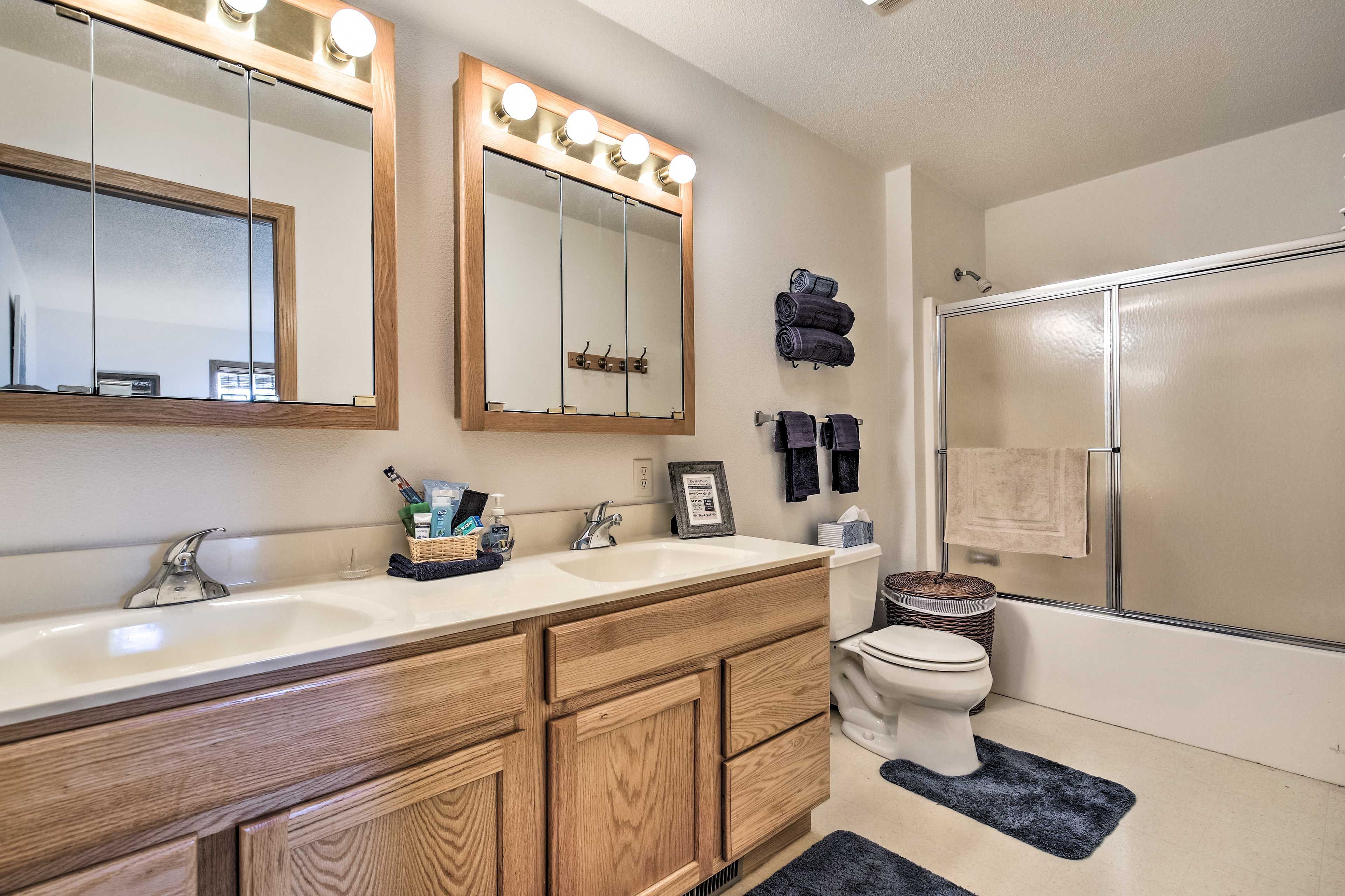 Full Bathroom | 1st Floor | Towels Provided | Complimentary Toiletries