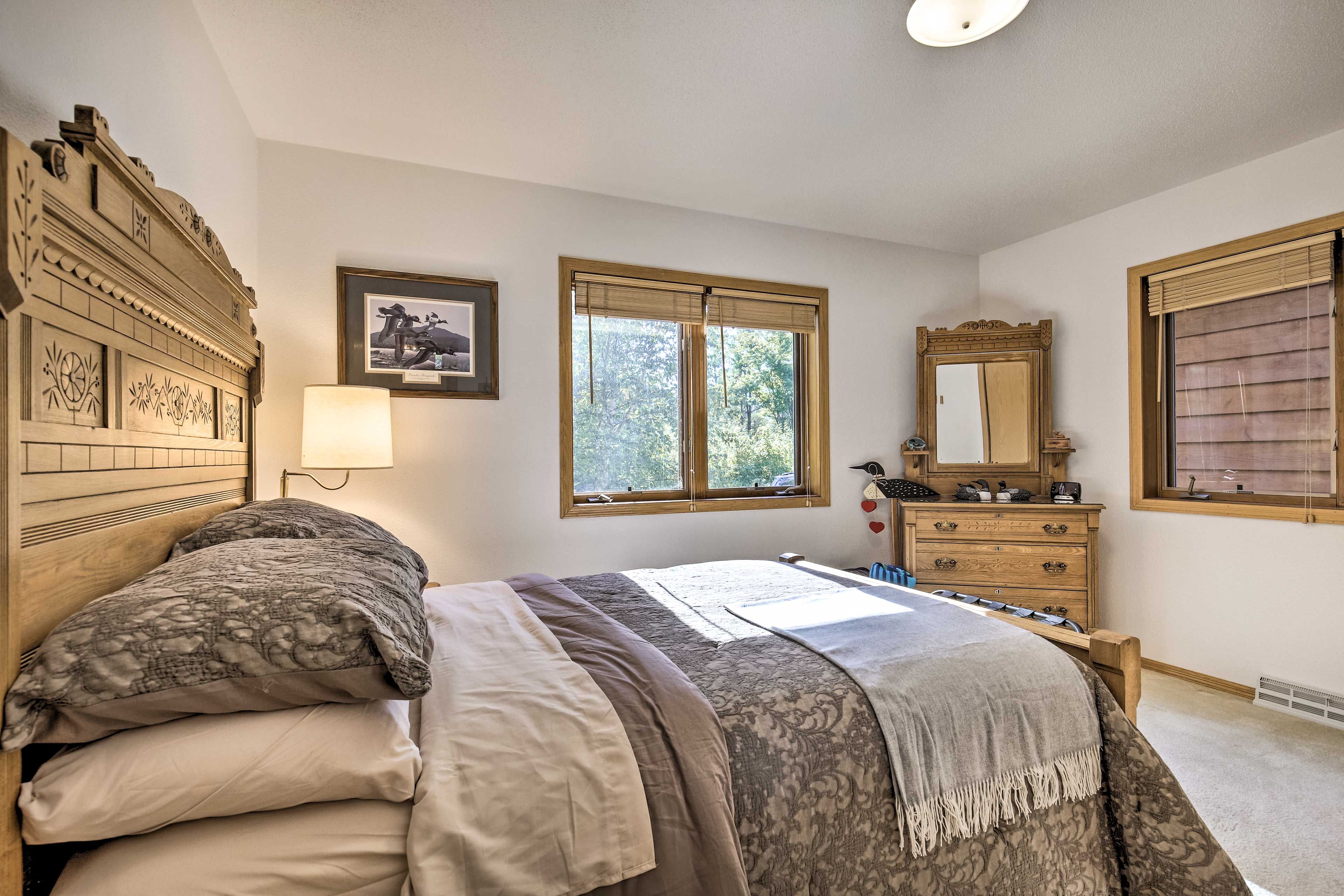 Bedroom 2 | Full Bed | 1st Floor | Hangers