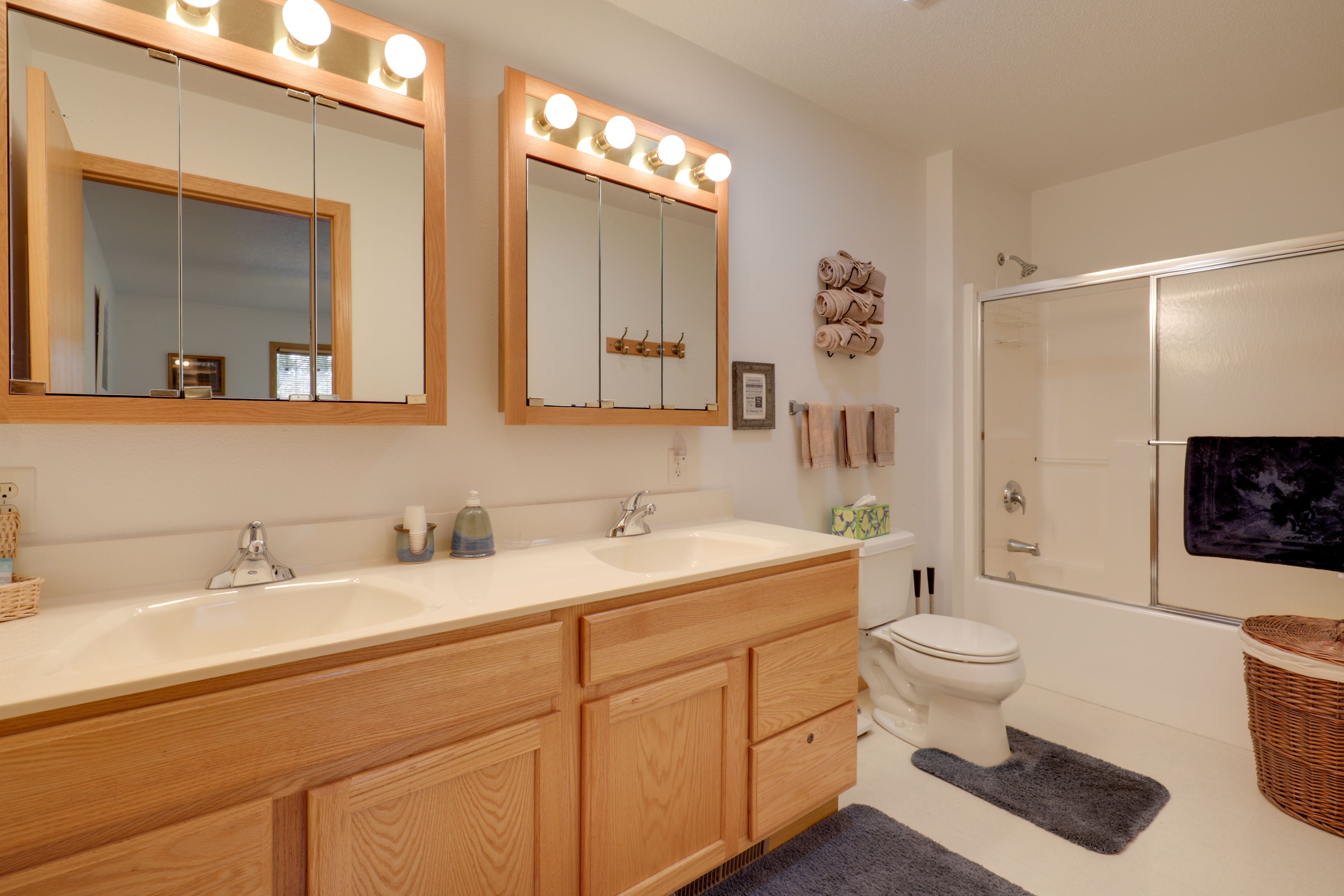 En-Suite Bathroom | Towels Provided | 1st Floor