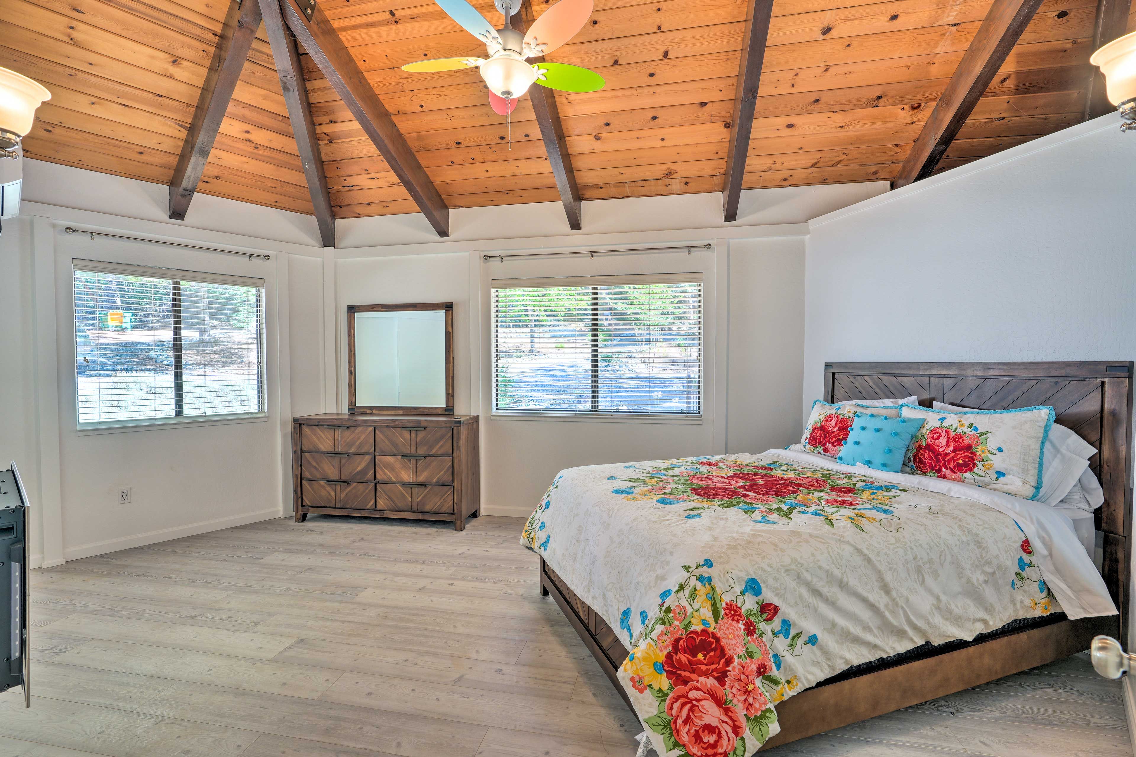Bedroom 2 | Queen Bed | Smart TV