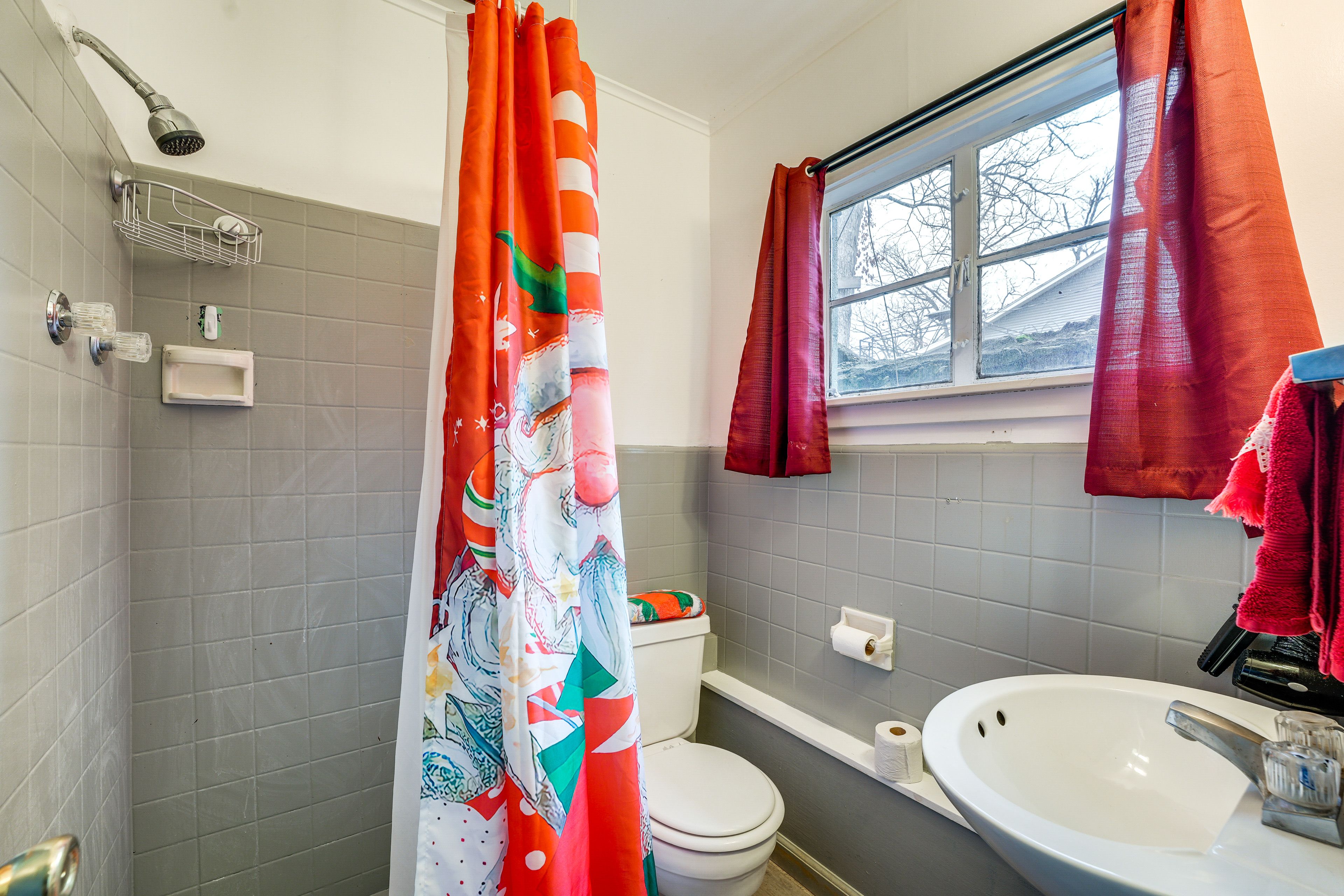 Full Bathroom | Complimentary Toiletries