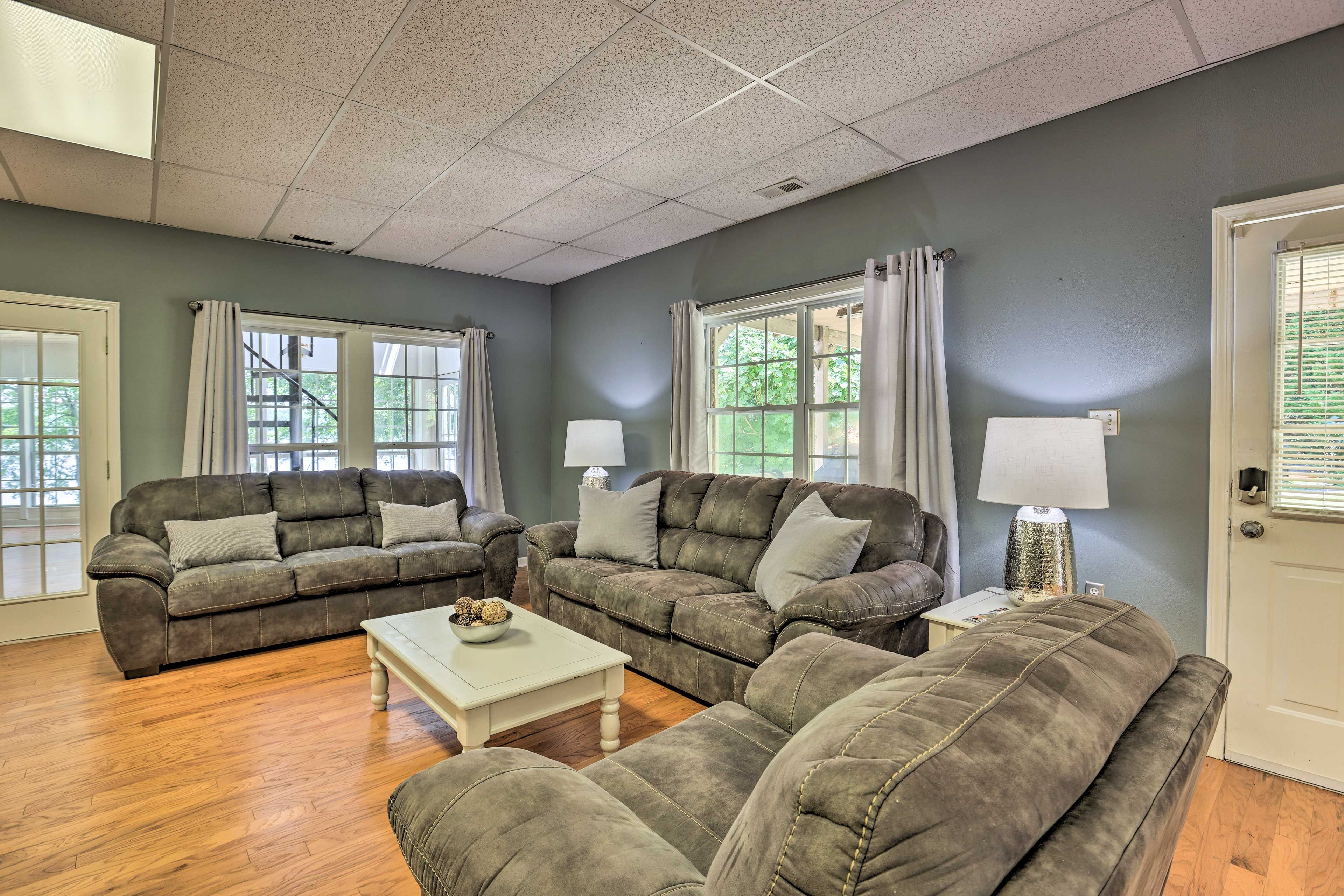 Living Room | Free WiFi | Additional Sleeping | 2 Single Rollaway Beds