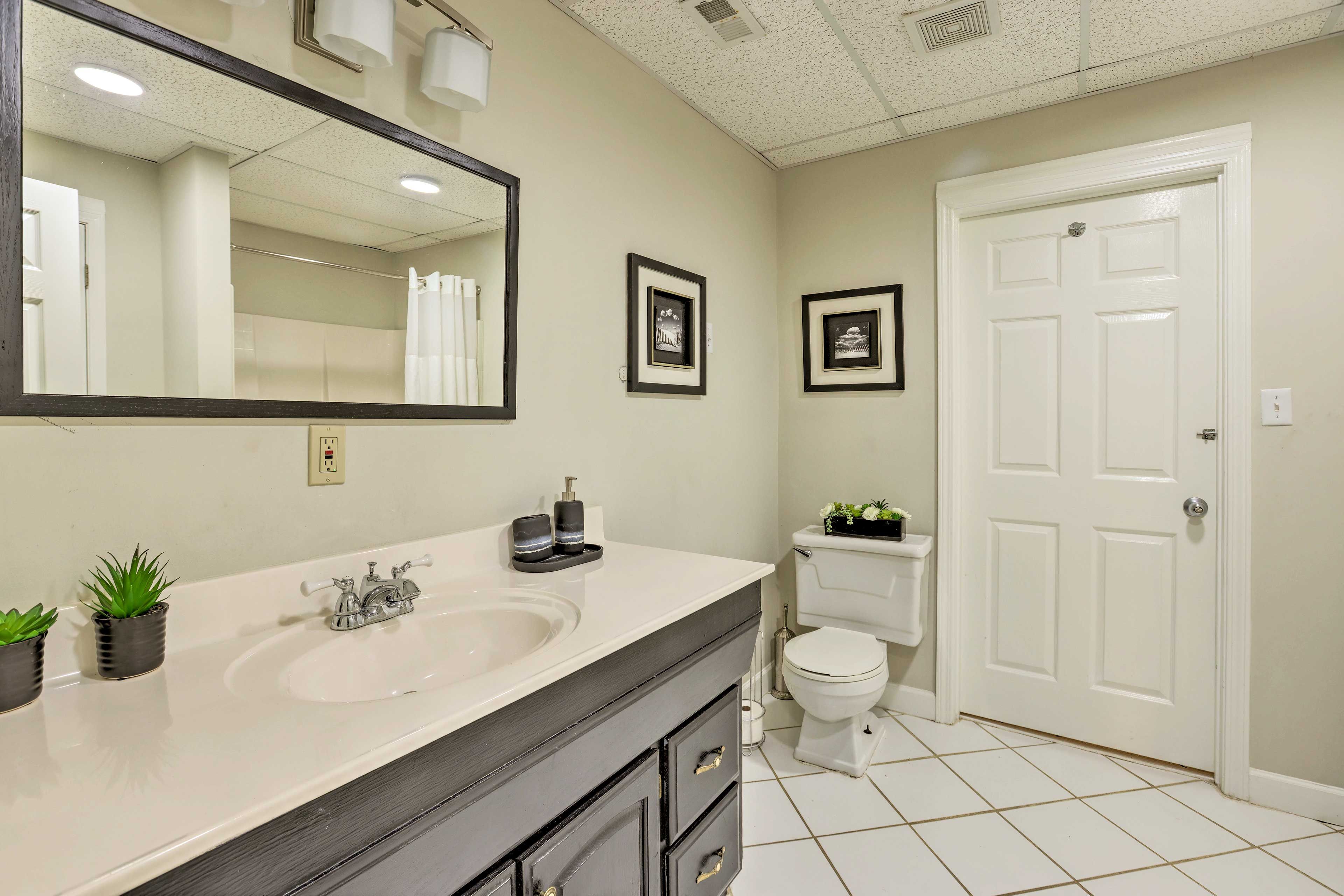 Full Bathroom | Complimentary Toiletries