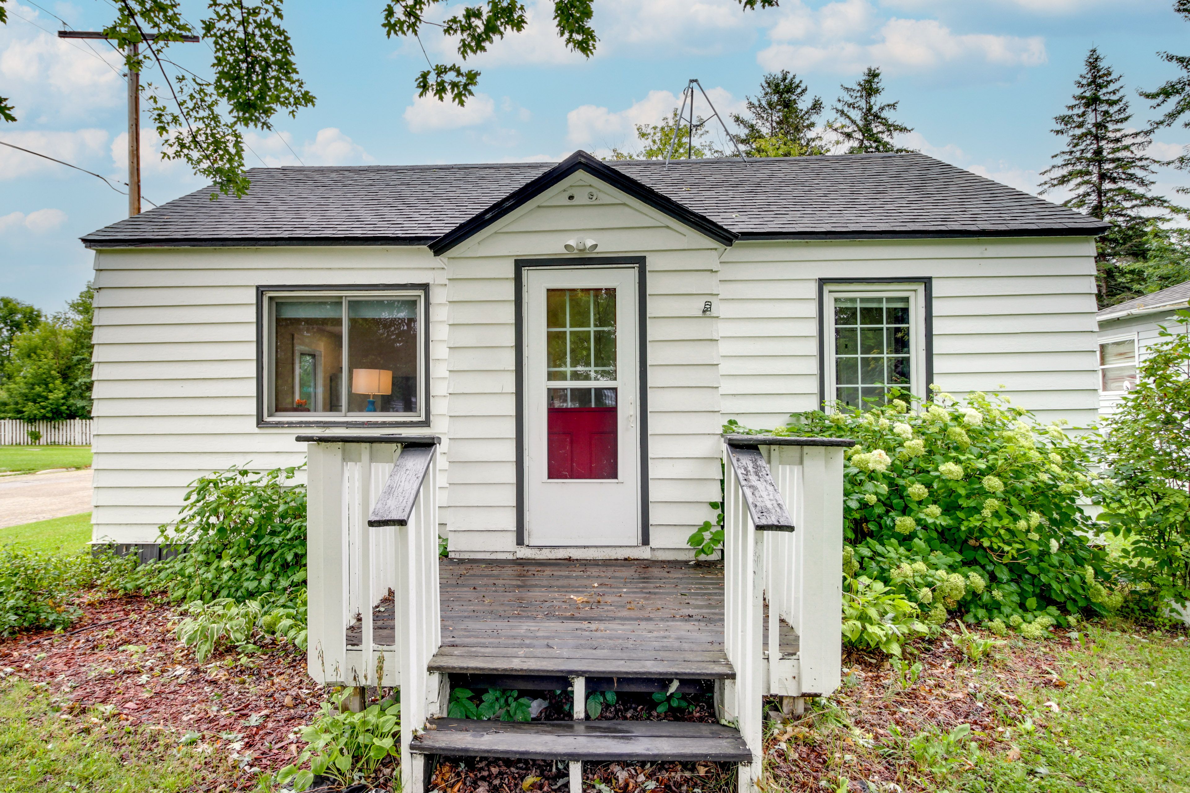 Home Exterior | Parking | Garage (1 Vehicle) | Driveway (2 Vehicles)