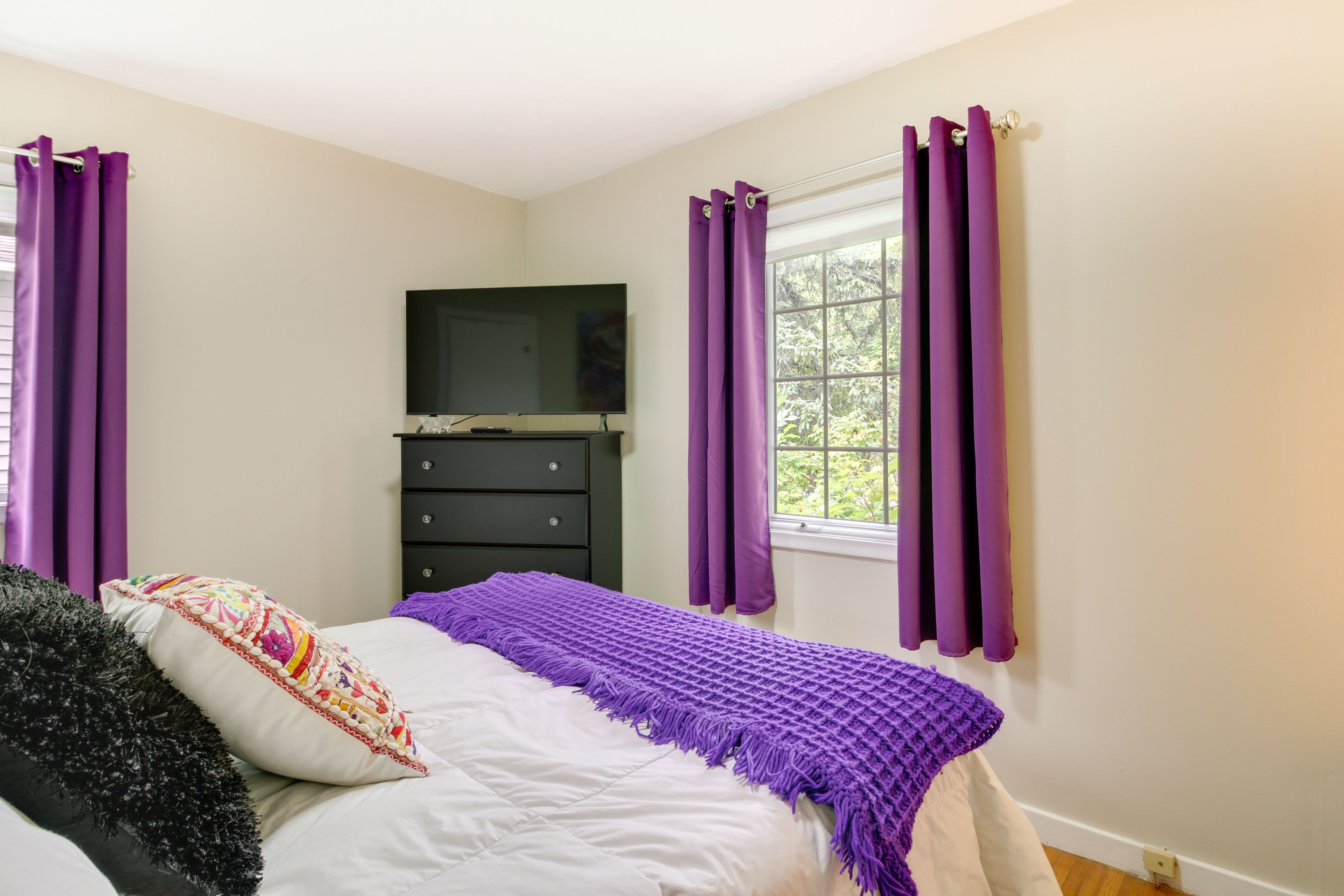Bedroom 1 | Full Bed | Smart TV