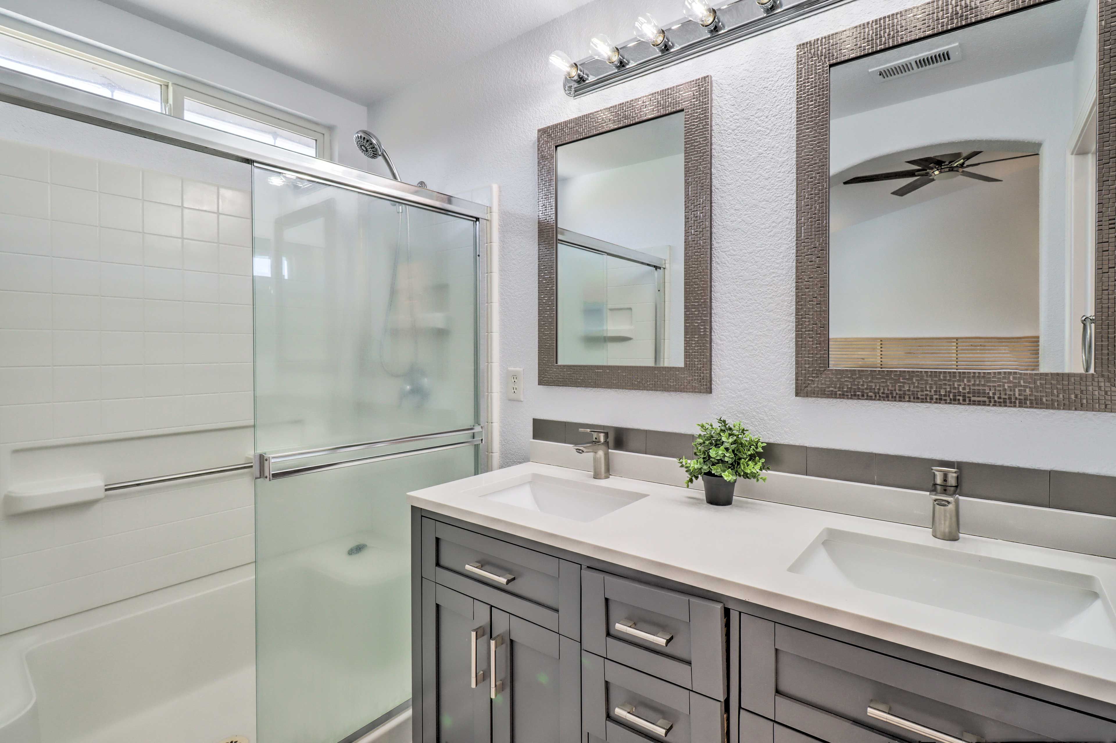 Full Bathroom | Main Floor | Complimentary Toiletries