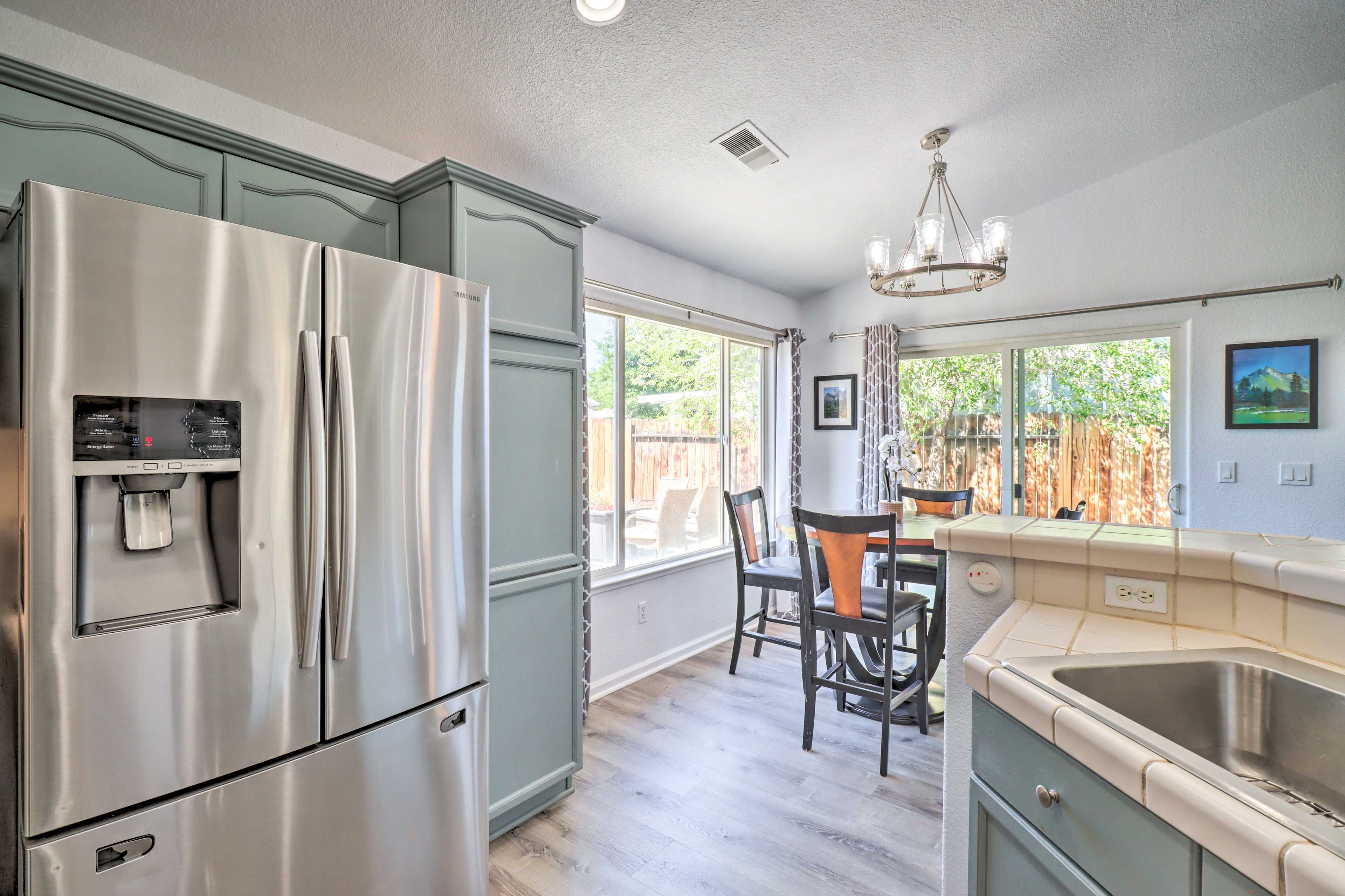 Kitchen | Main Floor | Blender | Toaster | Complimentary Spices