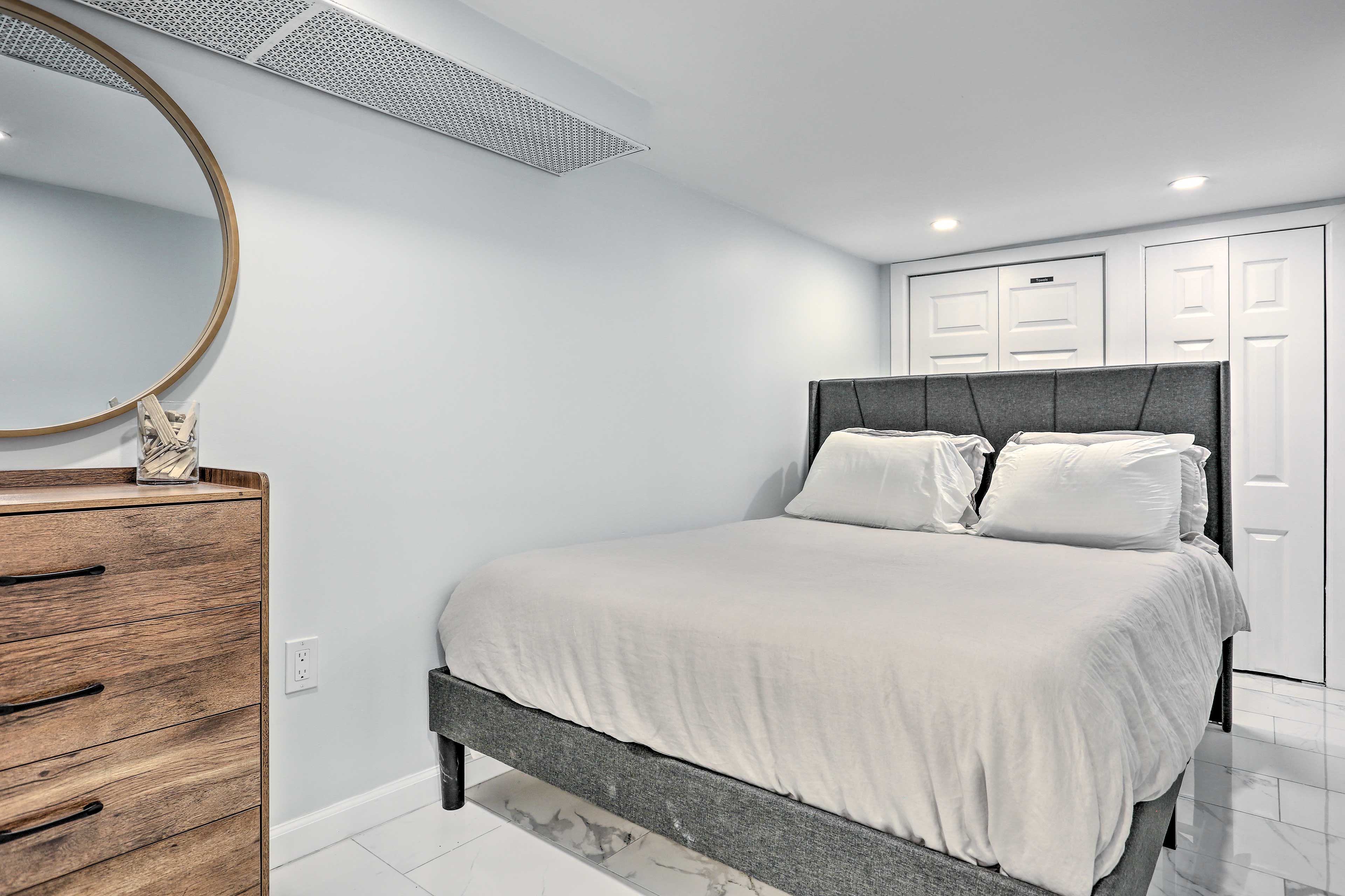 Bedroom | Full Bed | Linens Provided | Pack 'n Play Available