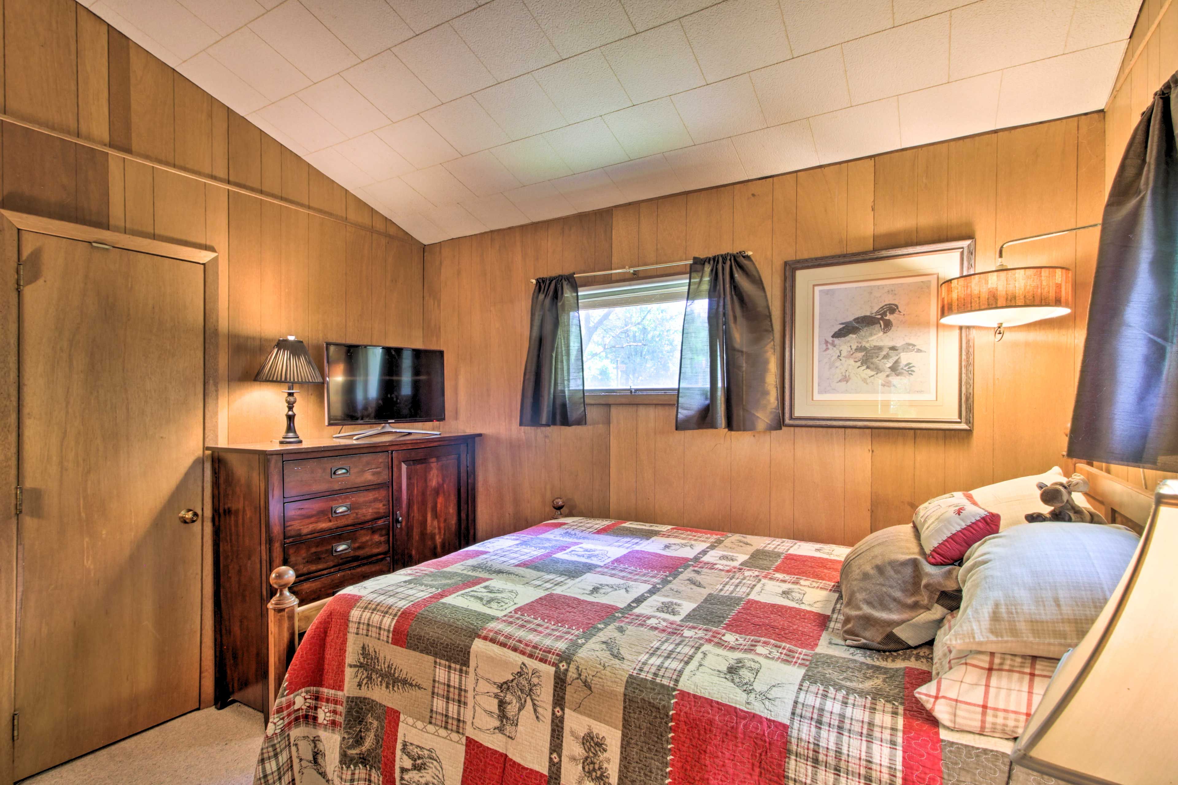 Bedroom 1 | Queen Bed | Smart TV