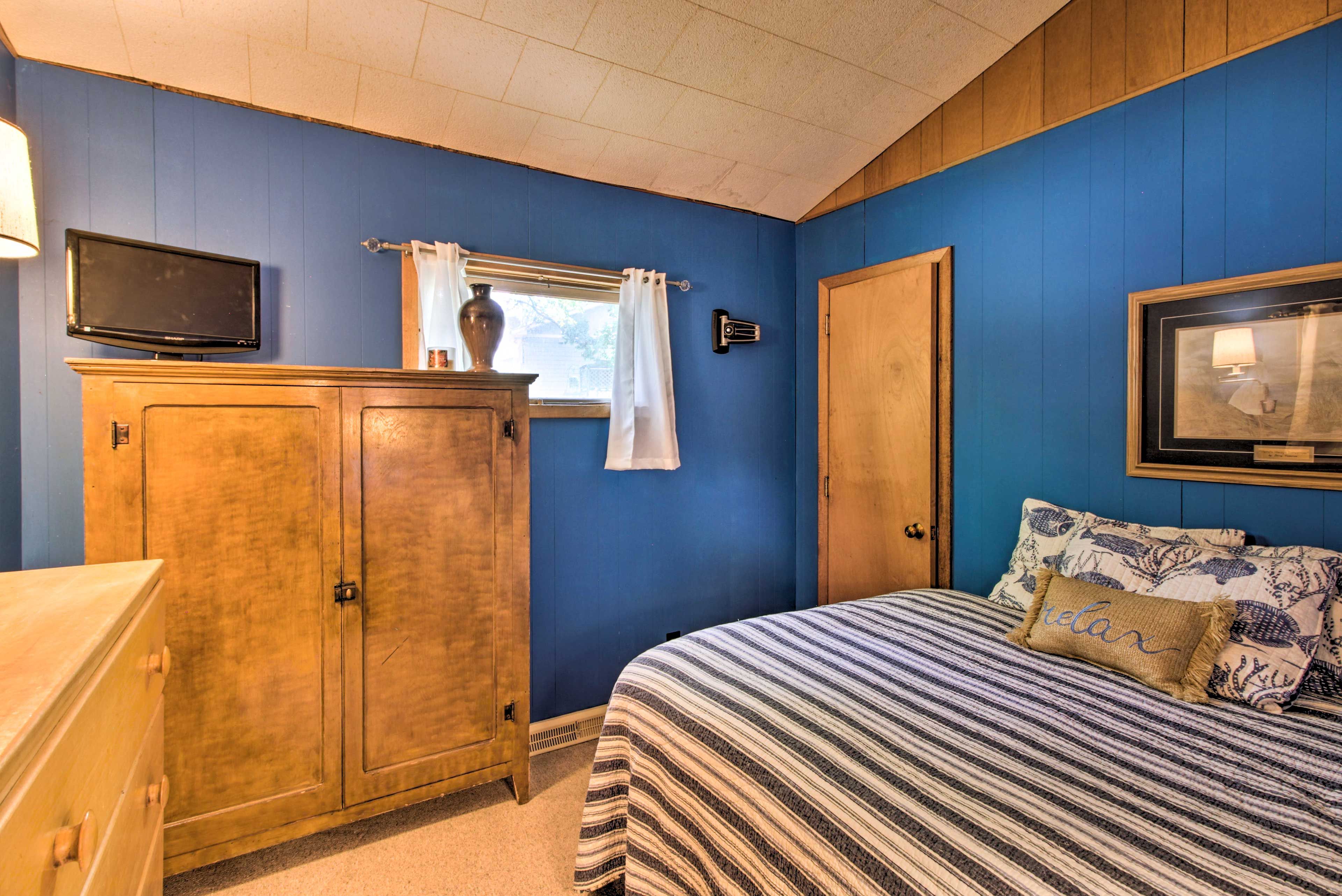 Bedroom 2 | Full Bed | Smart TV