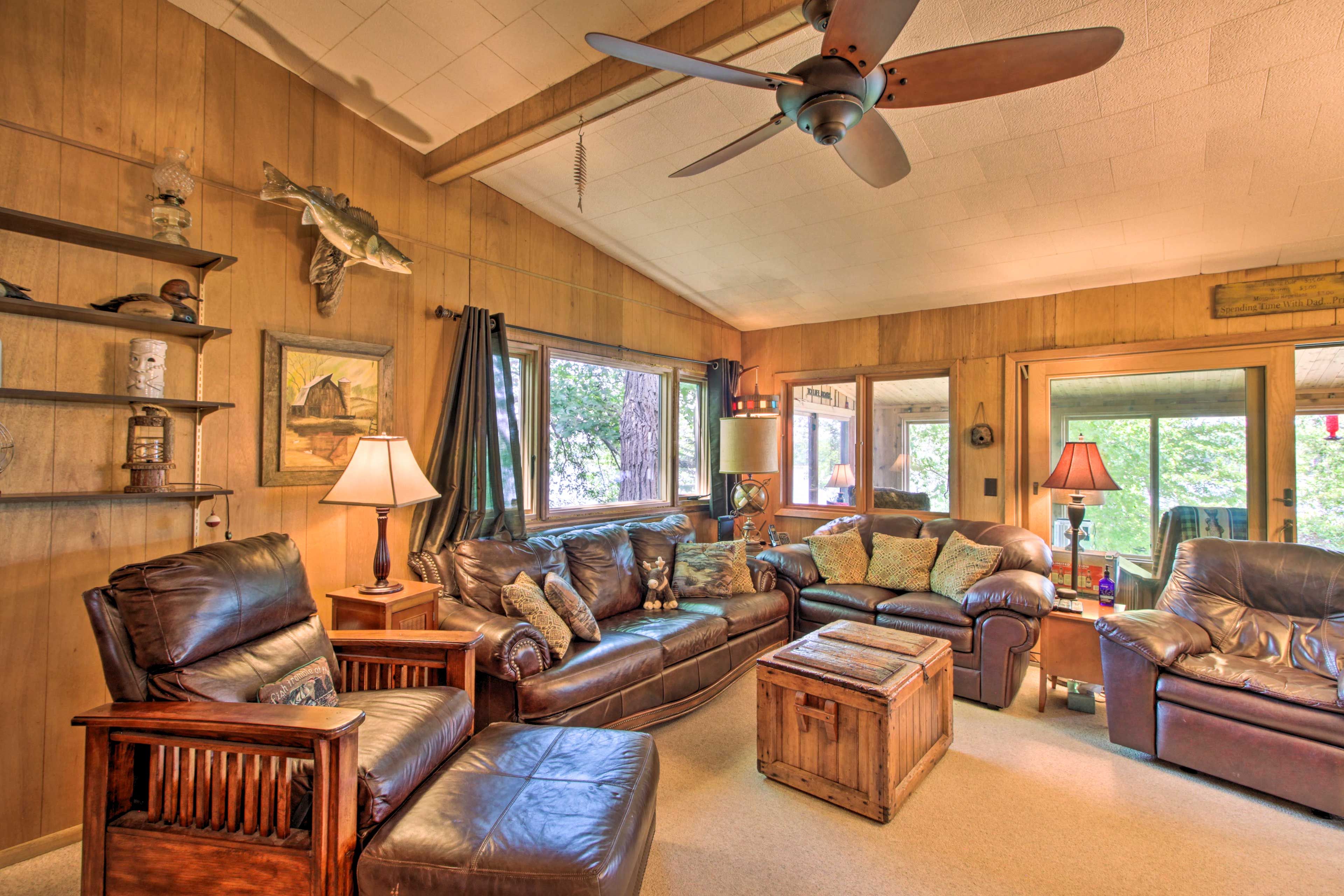 Living Room | Smart TV | Free WiFi | Central A/C & Heating | Board Games